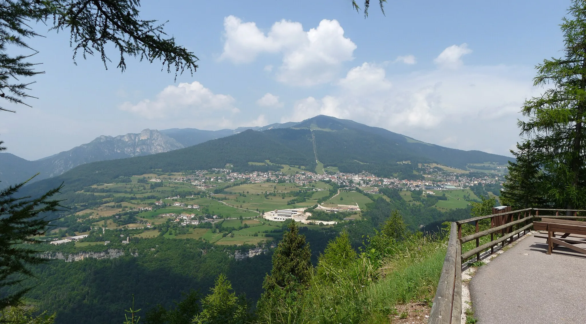 Photo showing: Folgaria (Italy): panorama of Folgaria near the village of Serrada.