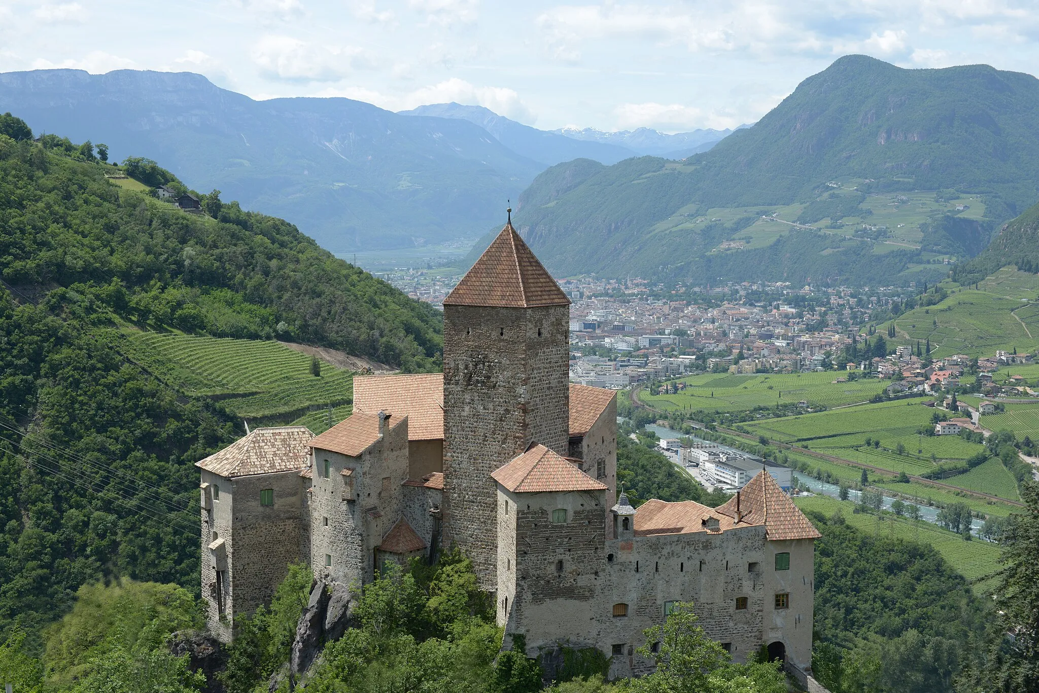 Photo showing: The Castle Karneid and the city of Bozen in South Tyrol