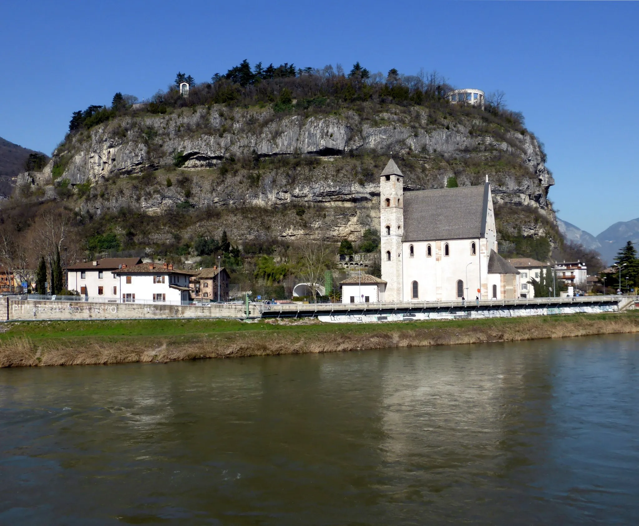 Photo showing: Der Doss Trento westlich von Trient; rechts die Kirche Sant'Apollinare; im Vordergrund die Etsch.