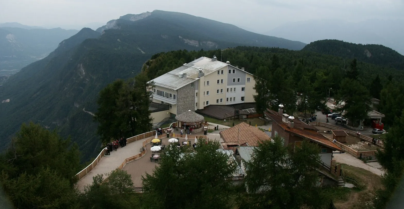 Photo showing: Vista dell'Hotel sulla vetta del Penegal.