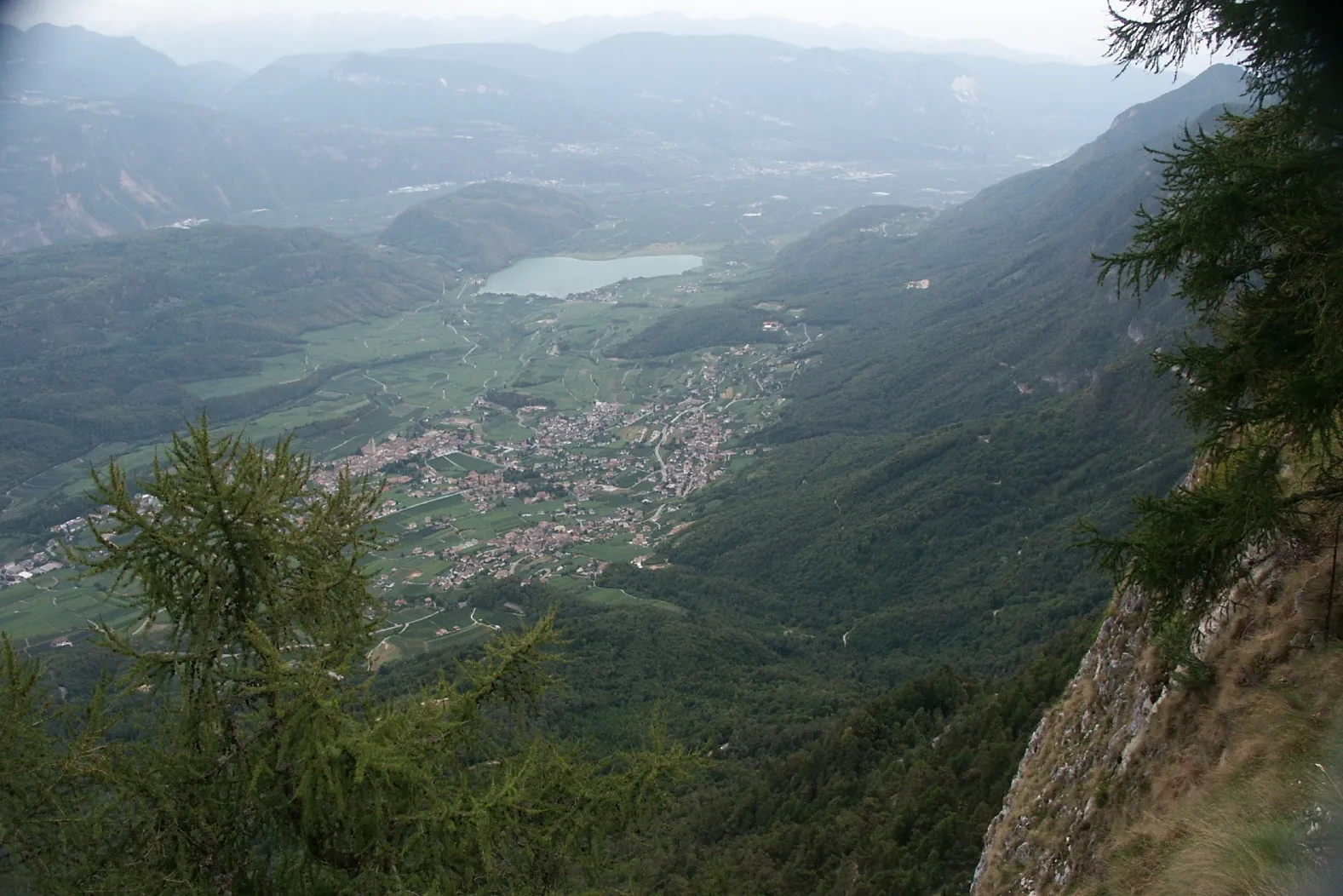 Photo showing: Vista di Caldaro e del suo lago dal Penegal