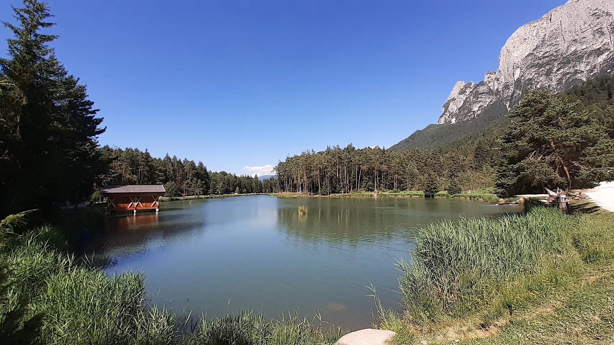 Photo showing: Lago montano di Fiè sull'altopiano di Fiè a 1056 m nel comune di Fiè allo Sciliar (BZ), a circa 25 km da Bolzano.