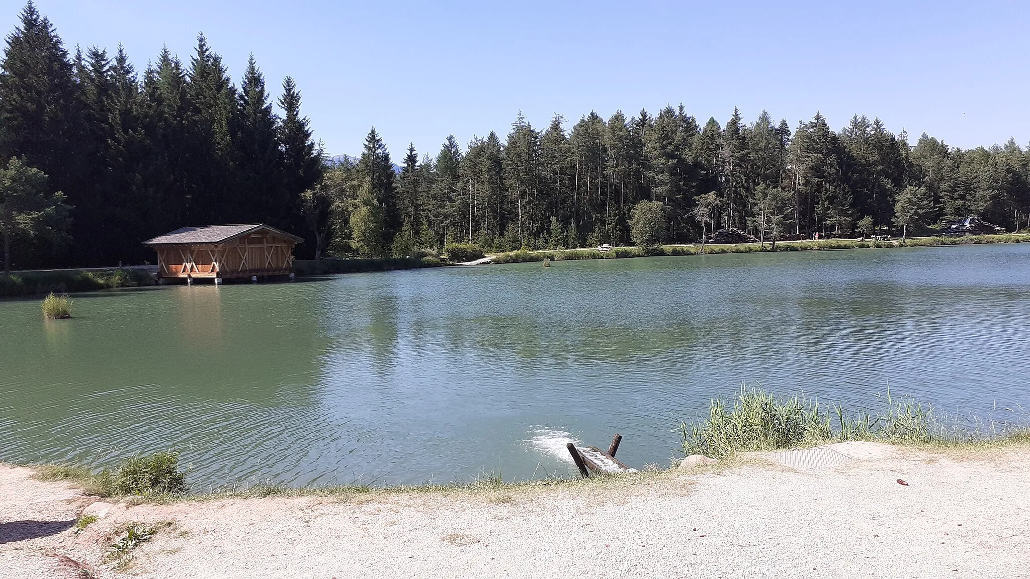 Photo showing: Lago montano di Fiè sull'altopiano di Fiè a 1056 m nel comune di Fiè allo Sciliar (BZ), a circa 25 km da Bolzano.