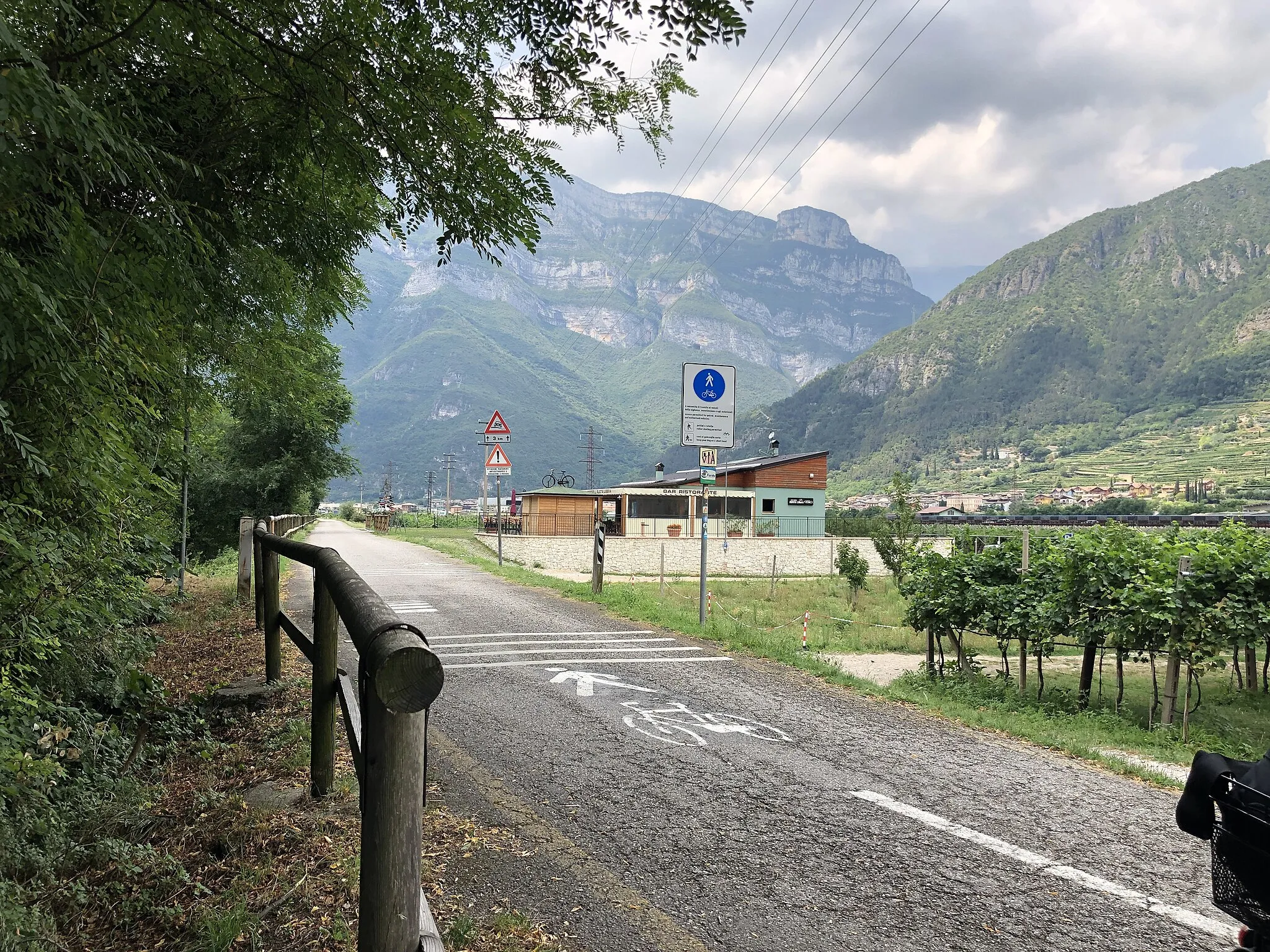 Photo showing: Ciclopista della valle dell'Adige, vicino Sabbionara