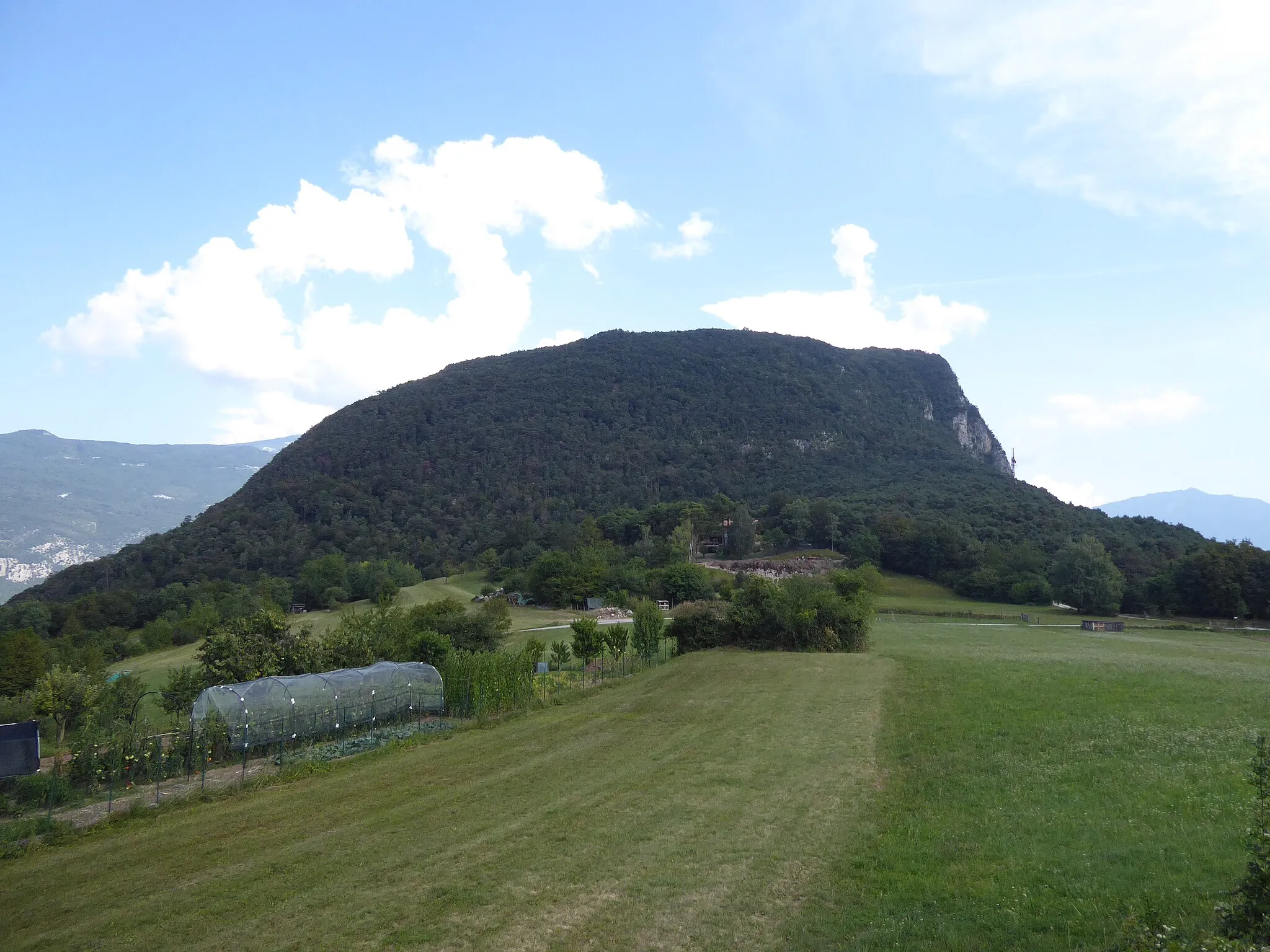 Photo showing: The mount in front of Ranzo (Vallelaghi, Trentino, Italy)