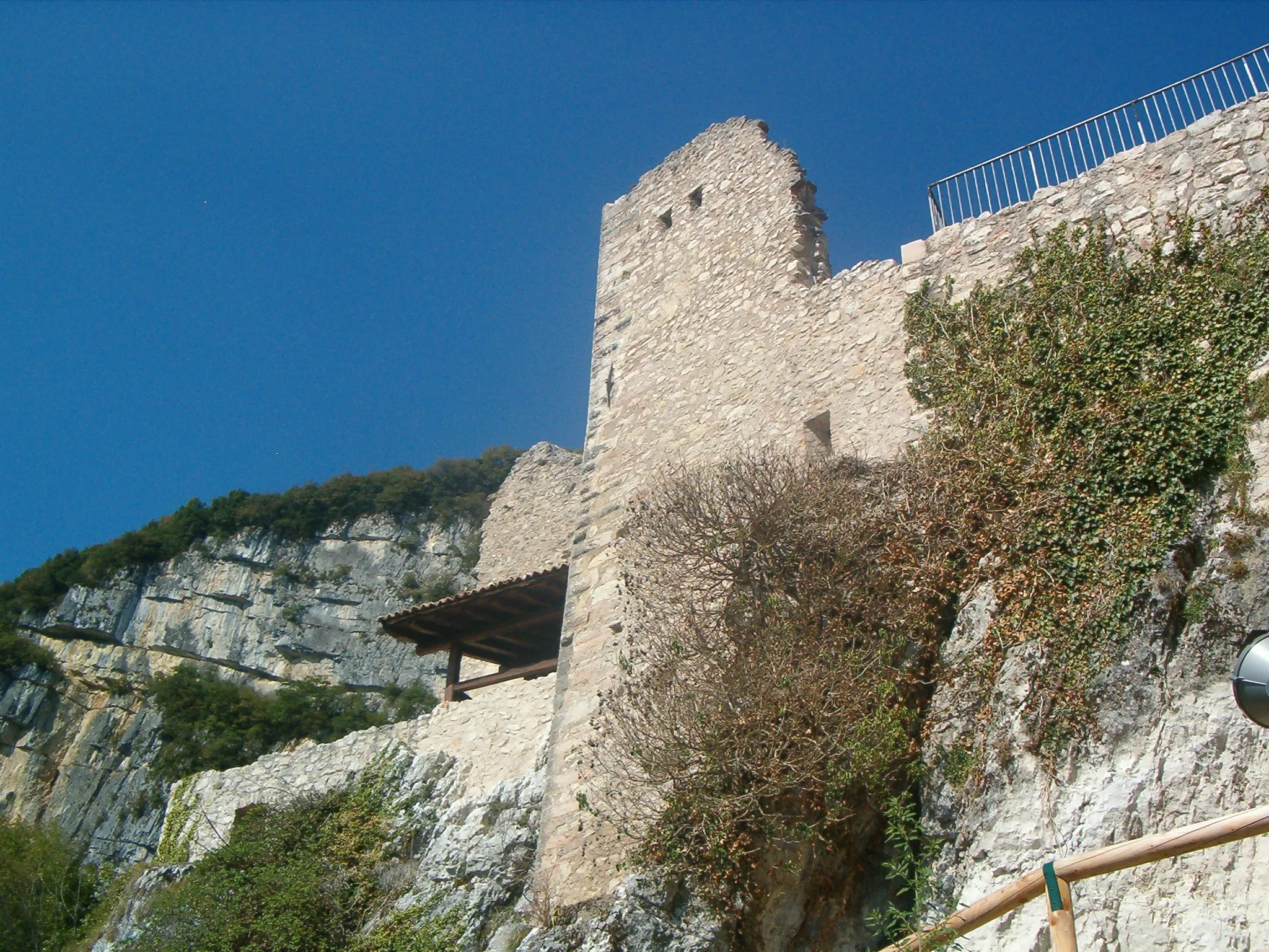 Photo showing: Immagine di Castel Corno nei pressi di Lenzima, frazione di Isera, dell'agosto 2007