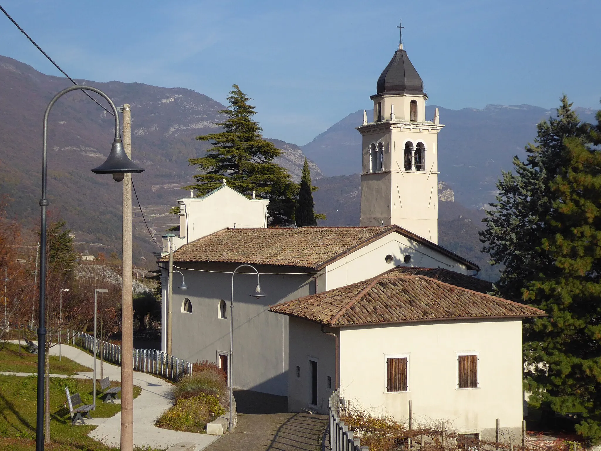 Photo showing: Pedersano (Villa Lagarina, Trentino, Italy), Saint Lazarus church and Crucifix chapel