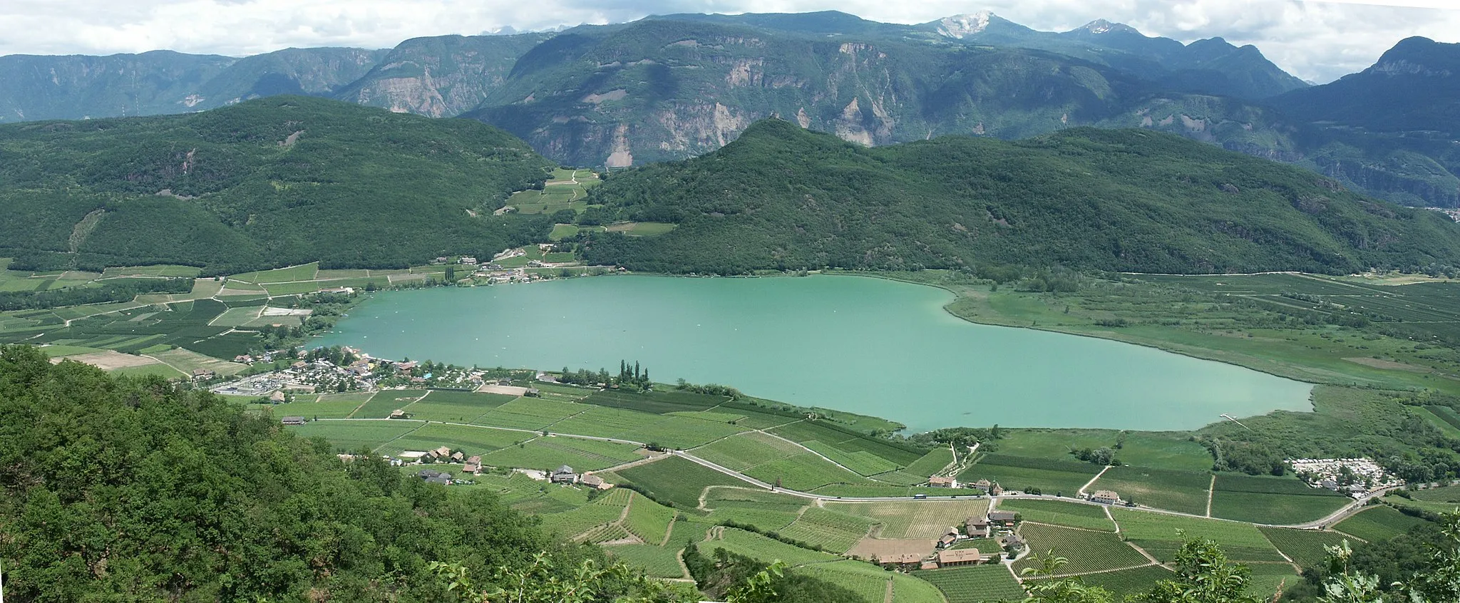 Photo showing: Lake of Kaltern, South Tyrol, Italy - 2 pictures stitched, view from Altenburg