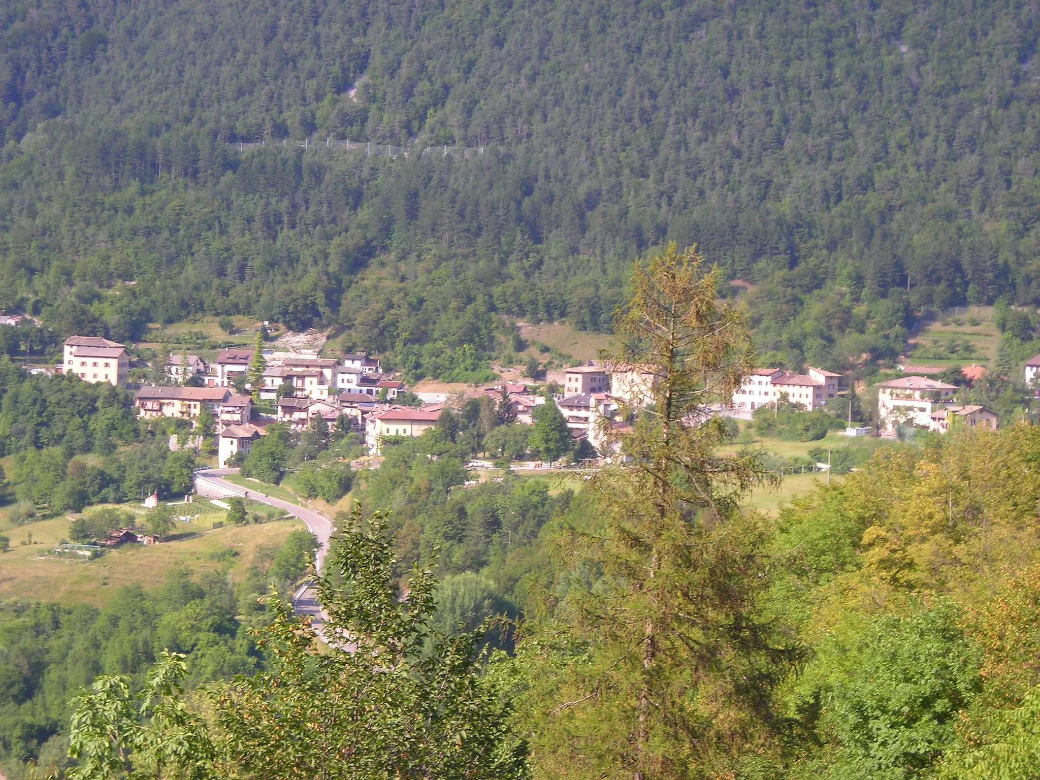 Photo showing: Vallarsa (Italy): the village of Anghebeni viewed from south-west