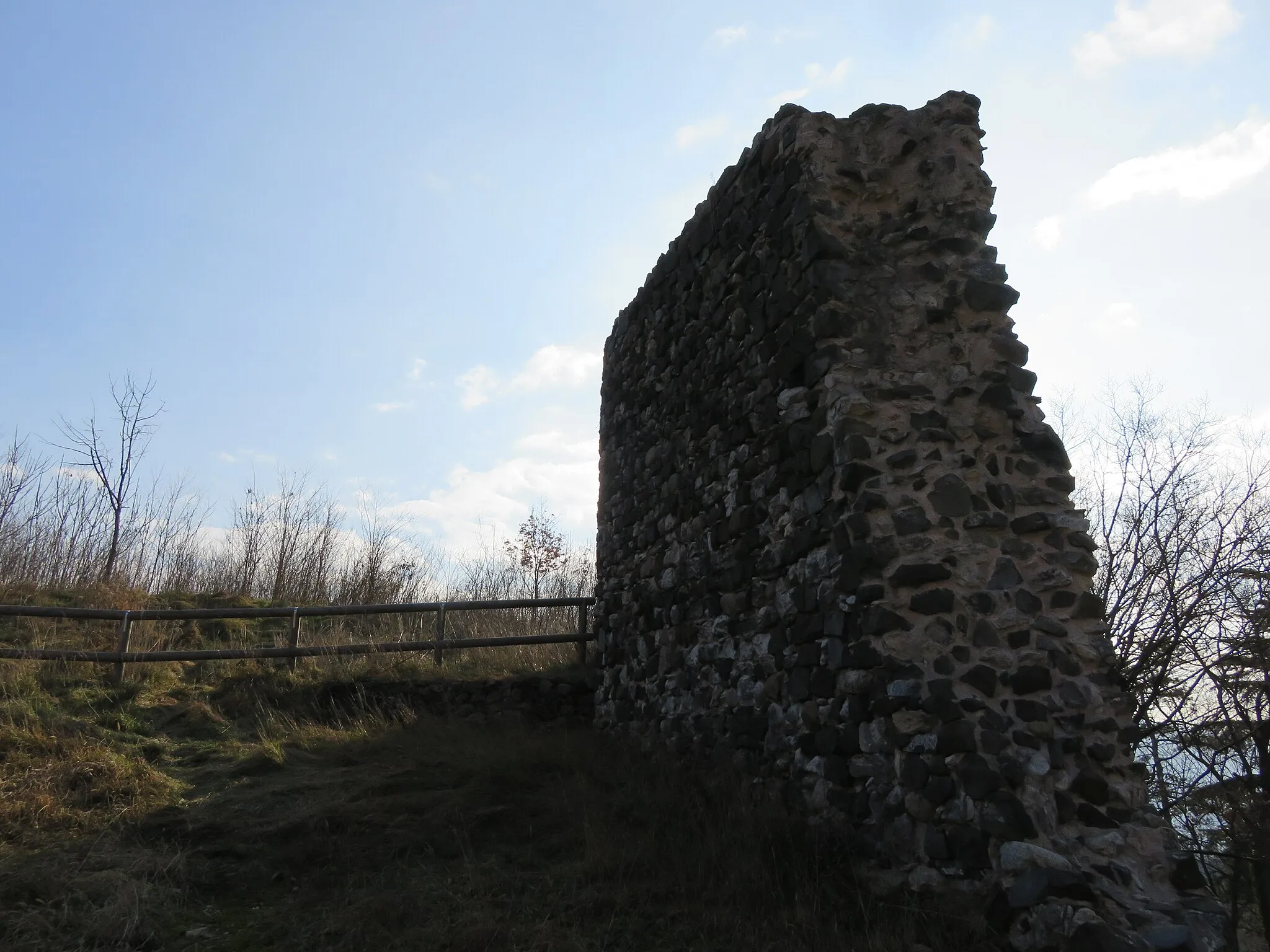 Photo showing: Castel Pradaglia, rovine di un muro fortificato