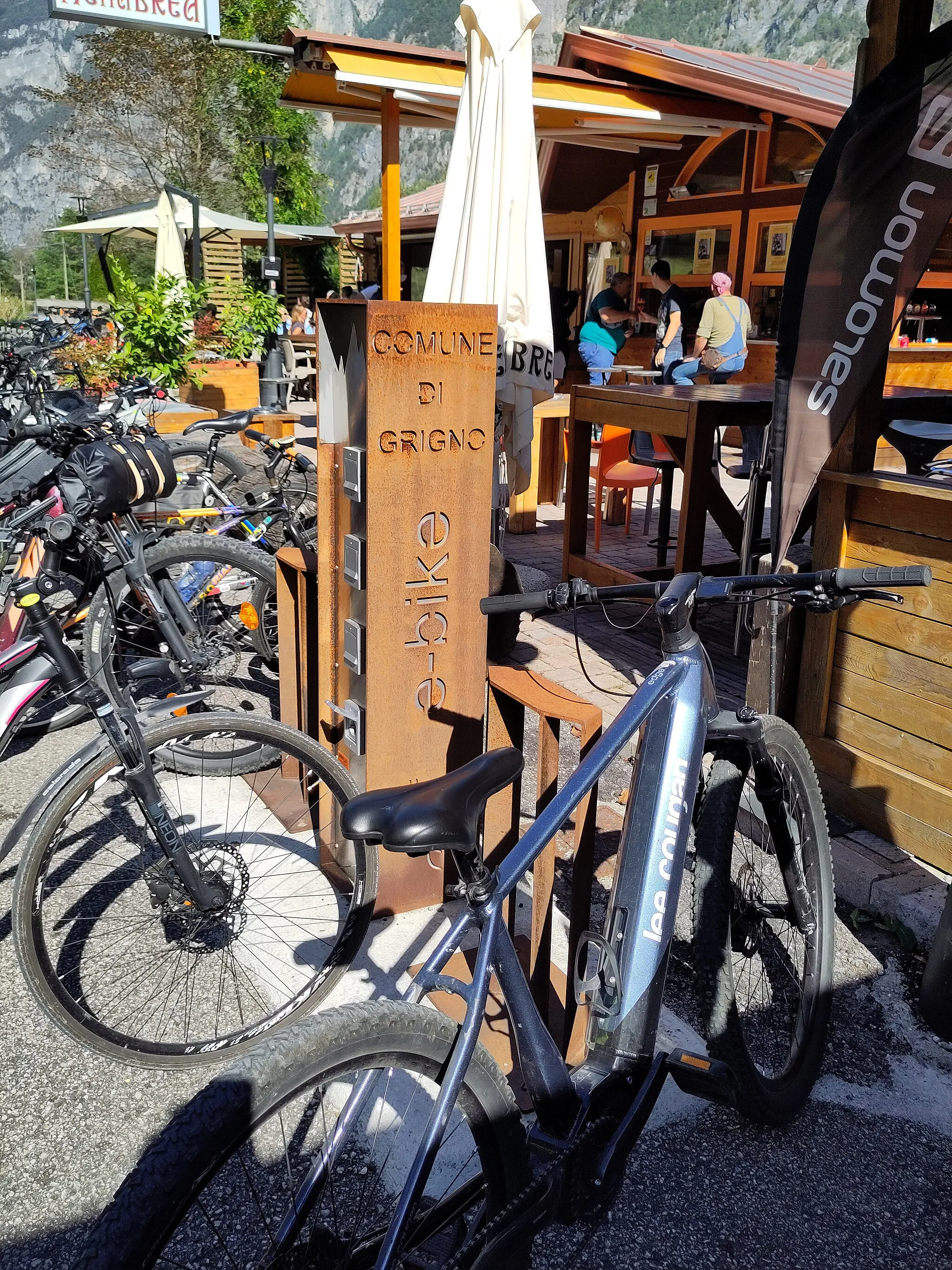 Photo showing: Stazione di ricarica per bici elettriche nel bicigrill di Tezze
