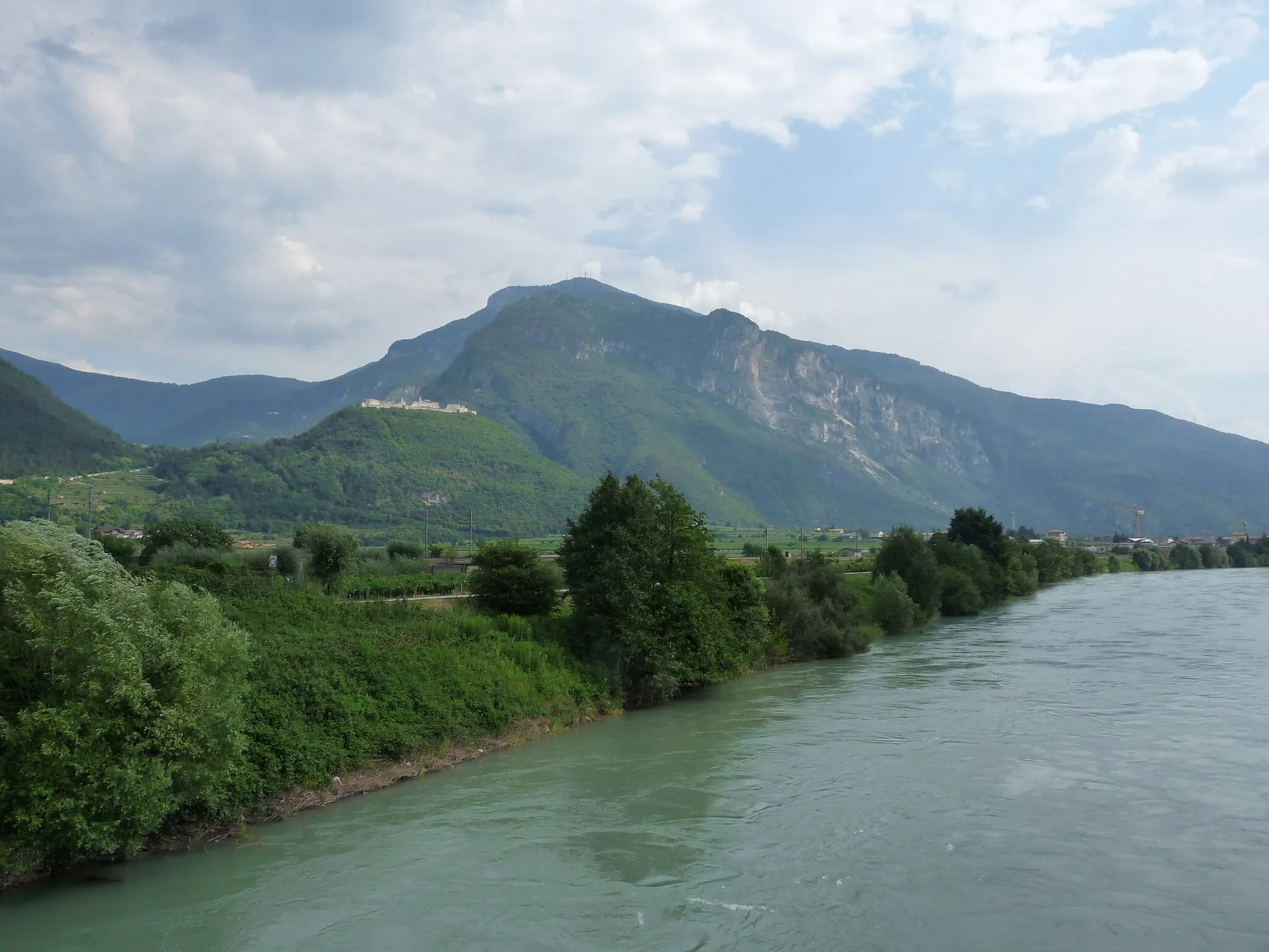 Photo showing: Besenello (province of Trento, Italy): panorama of Castel Beseno with the river Adige