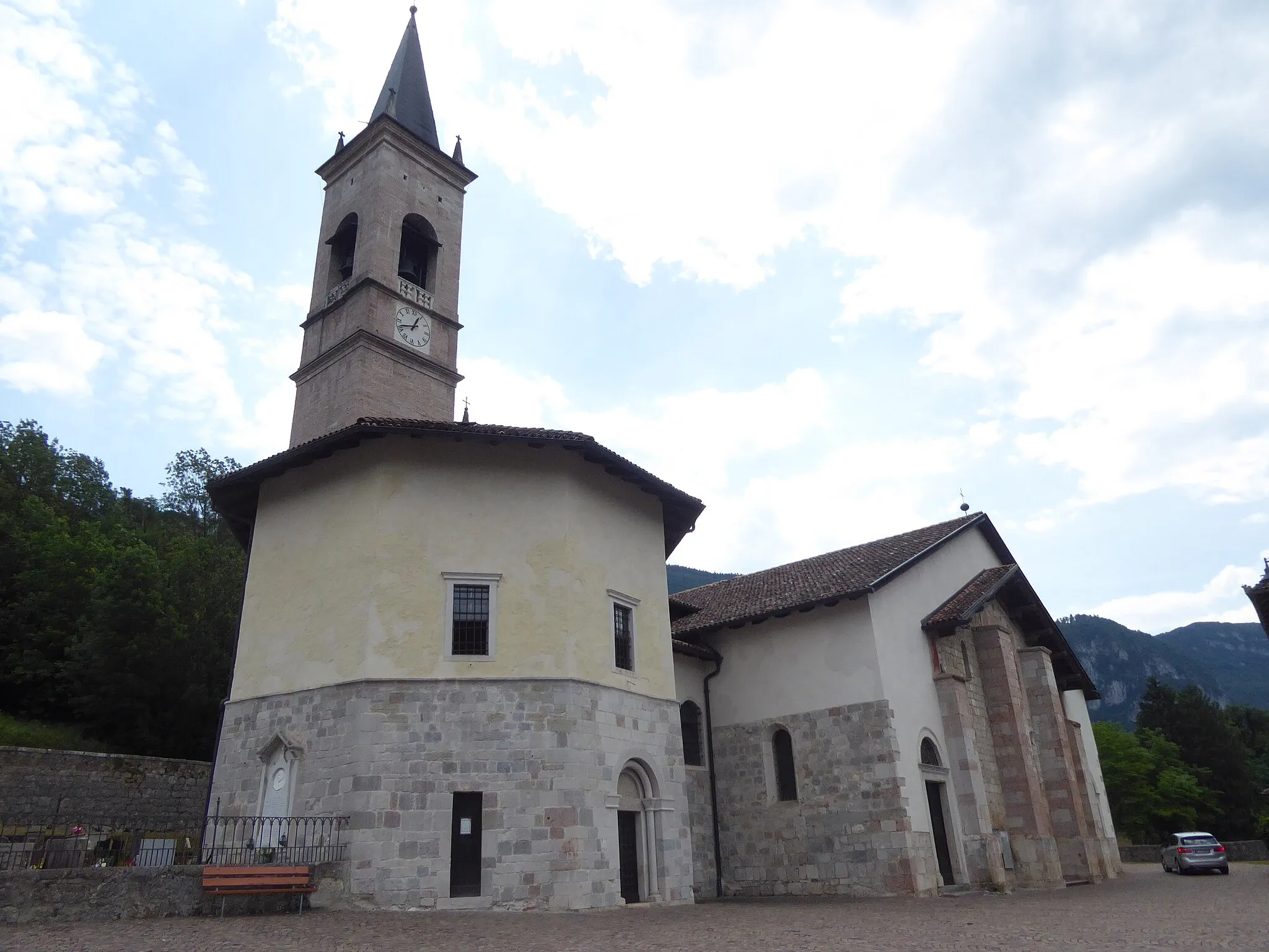 Photo showing: Vigo Lomaso (Comano Terme, Trentino, Italy), Saint Lawrence church and baptistry