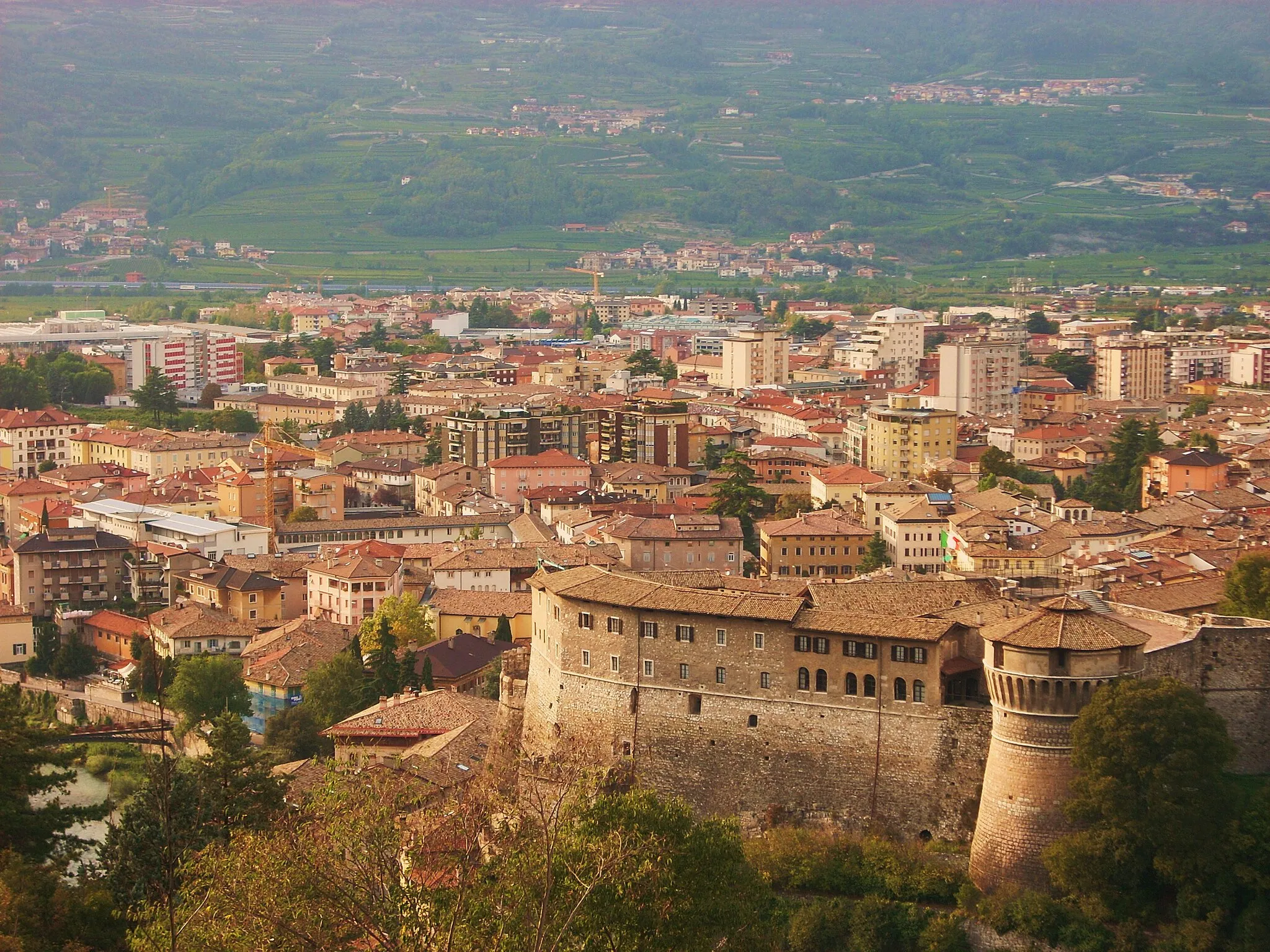 Photo showing: Panorama di Rovereto. In primo piano, il castello di Rovereto.