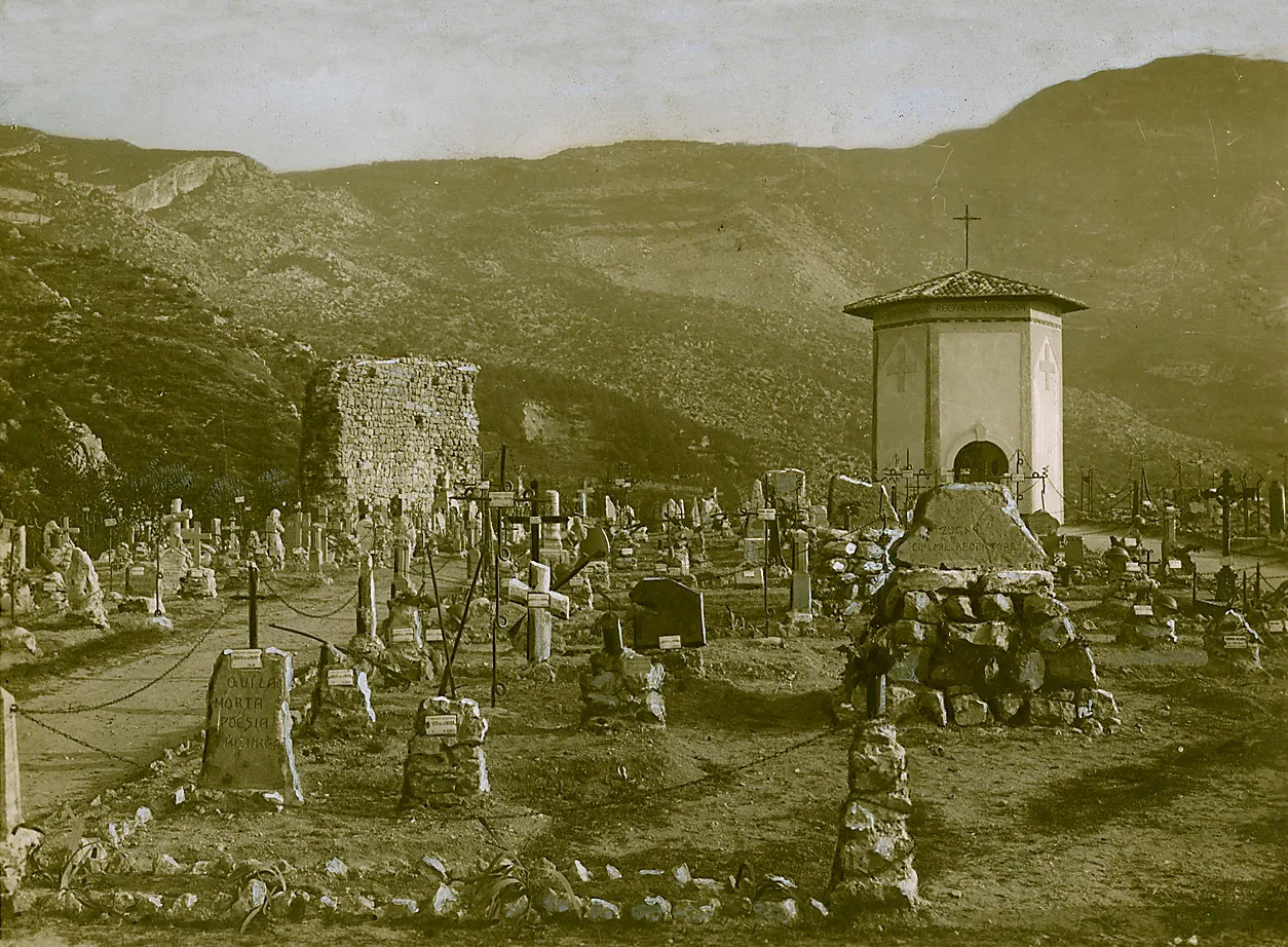 Photo showing: Cimitero militare di Castel Dante (Rovereto), lo Zugna sullo sfondo. Fot. Filipini-Rovereto