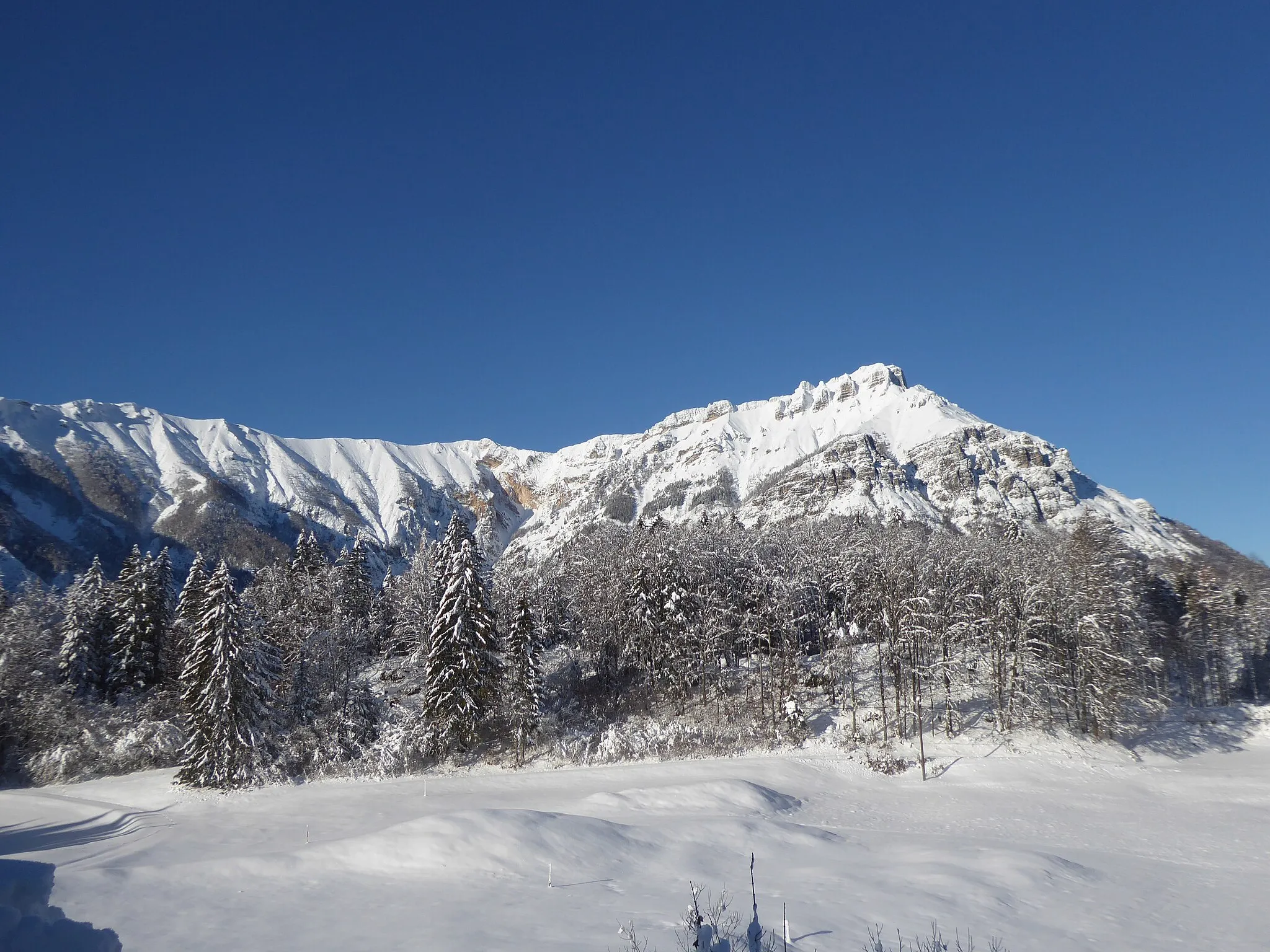 Photo showing: Virti (Folgaria, Trentino, Italy), view of the mountains beyond which lies the Vigolana plateau