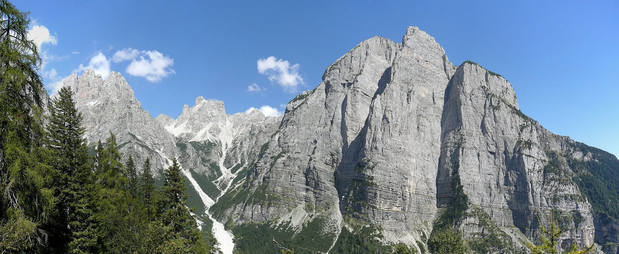 Photo showing: Mountains of the Dolomites of Brenta, Province of Trento (Italy)