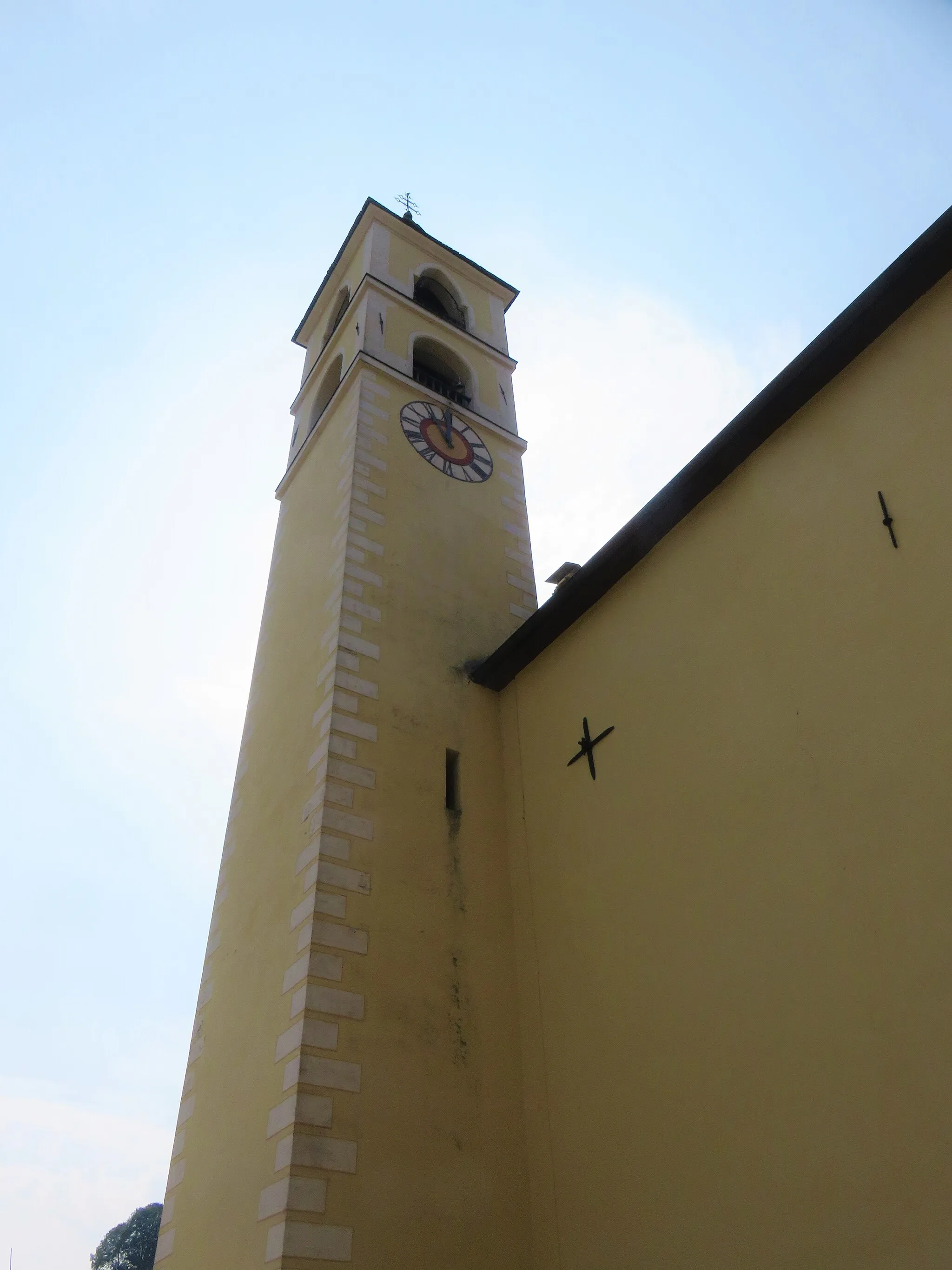 Photo showing: Chiesa della Santissima Trinità (o chiesa della Santissima Trinità e Santa Apollinare)  di Masi di Cavalese. Campanile.
