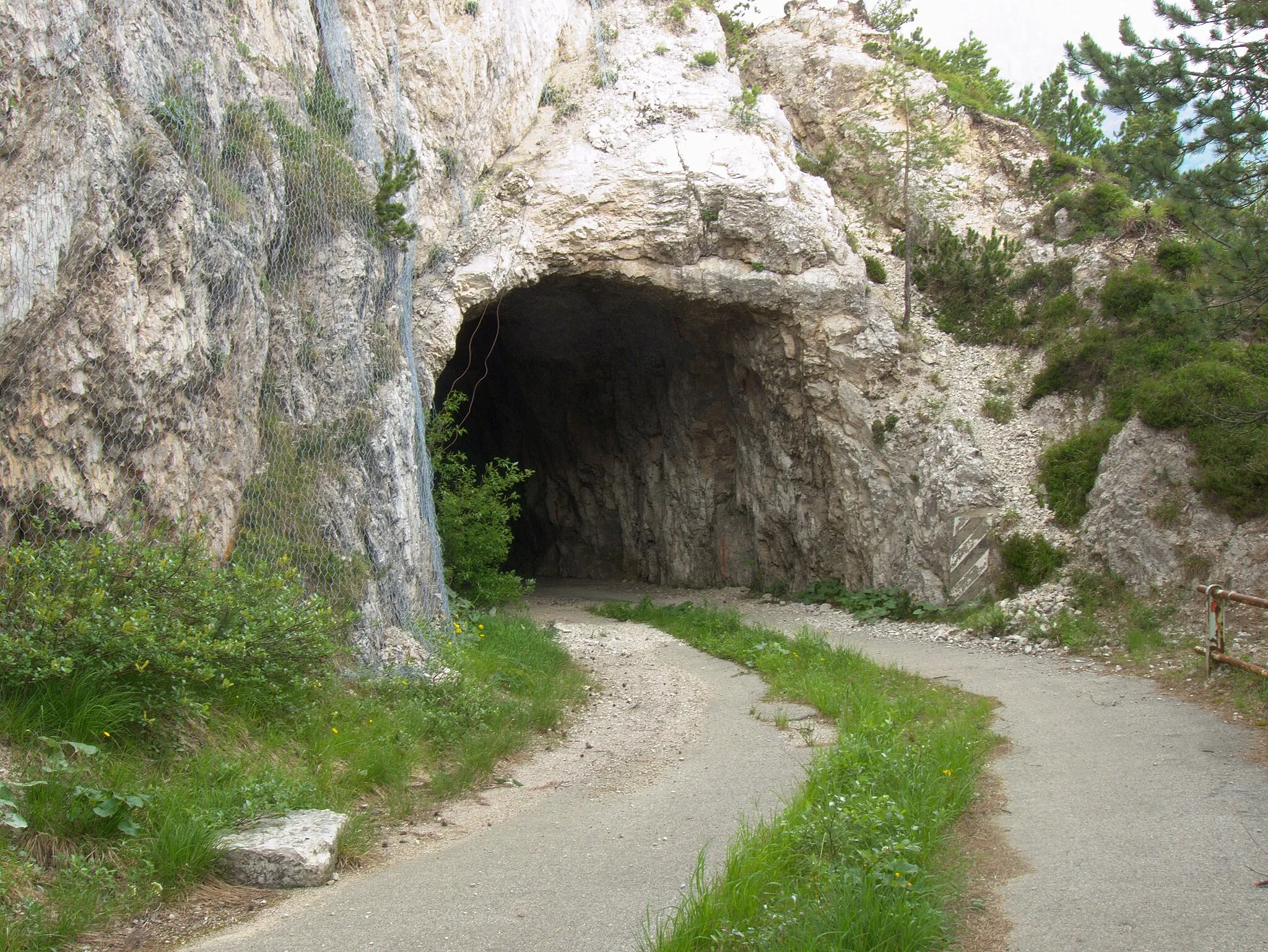 Photo showing: Centa San Nicolò (Italy): old tunnel at Valico della Fricca, now in disuse.