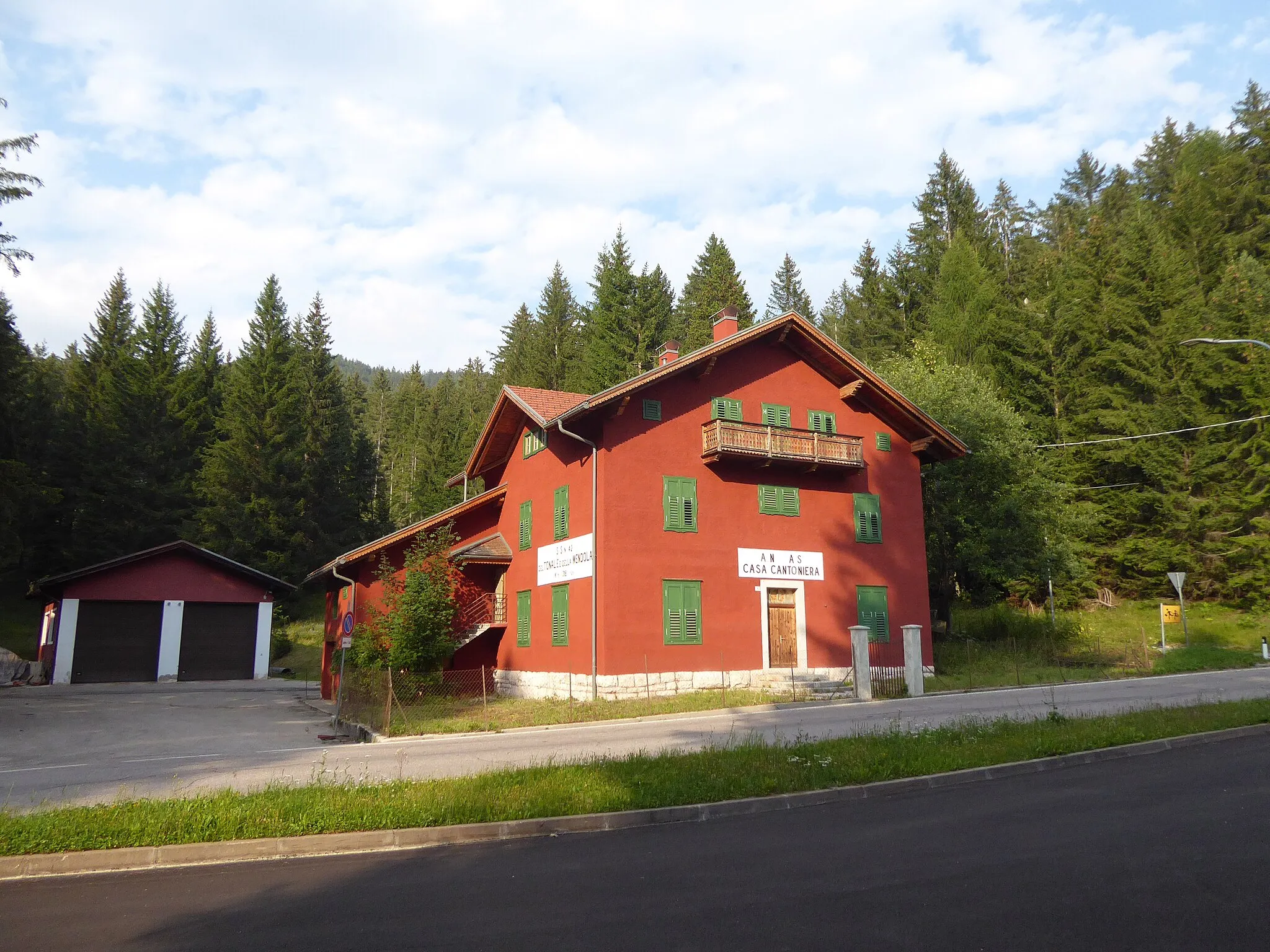 Photo showing: Villini dell'Alpe (Ruffré-Mendola, Trentino, Italy) - Road-keeper's house