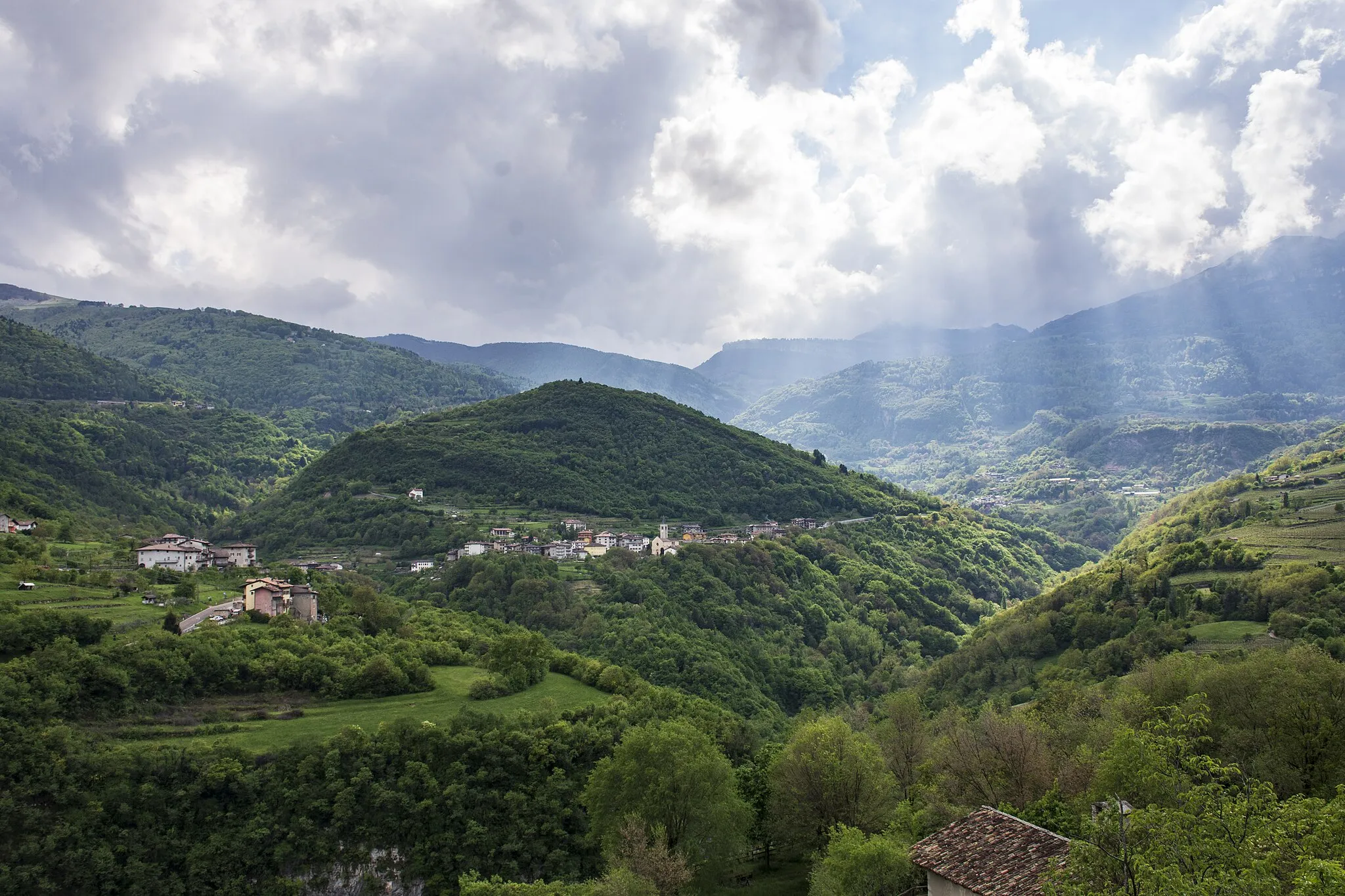Photo showing: Panoramic photo of the hamlet of Corné in the municipality of Brentonico (TN)