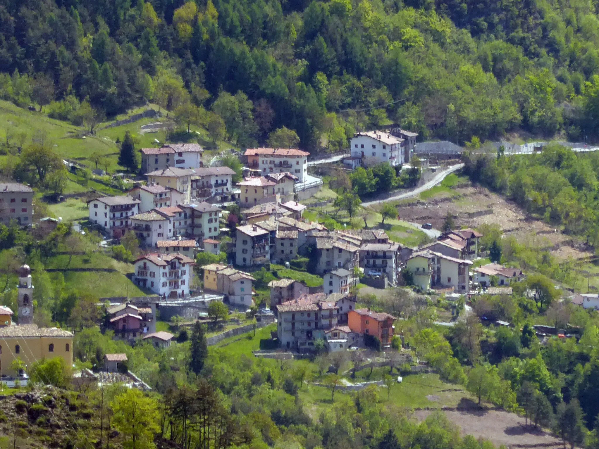 Photo showing: Dosso and Puechem as seen from Potrich (Terragnolo, Trentino, Italy)