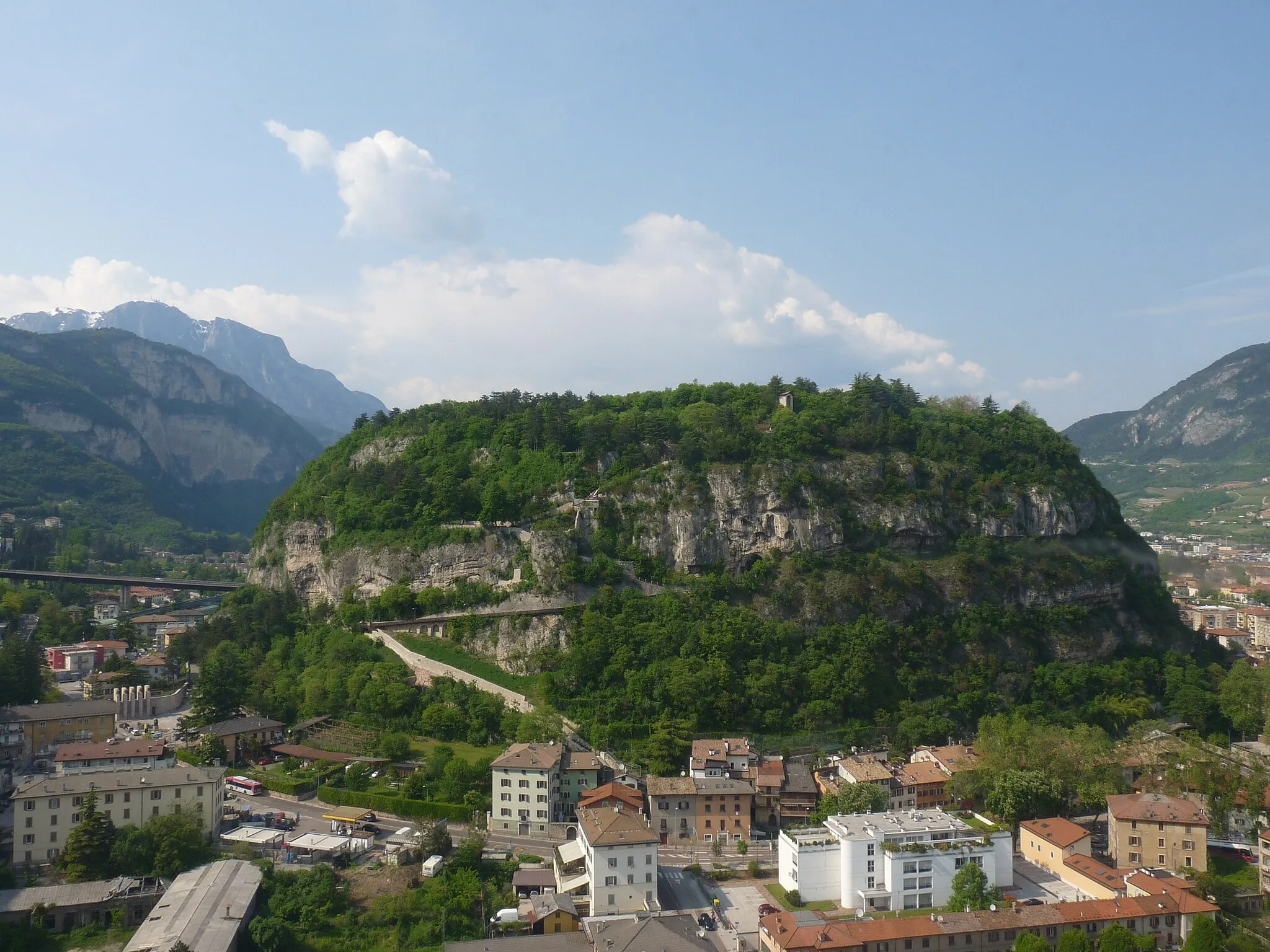 Photo showing: Trento (Italy): view of the southern side of Doss Trento from the cabin of the cableway of Sardagna