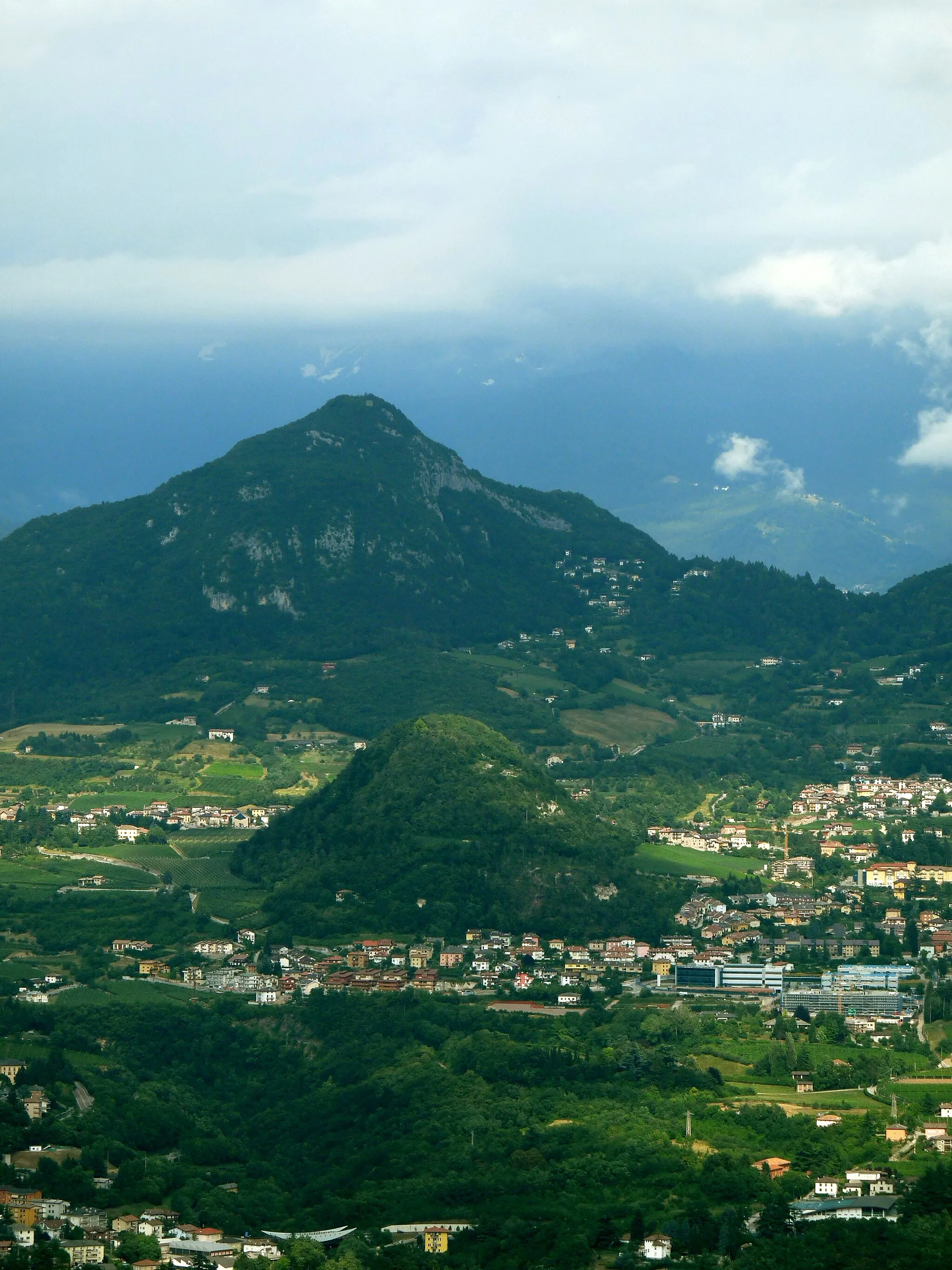 Photo showing: Trento (Italy): the Saint Agata hill over Povo and the mount Celva viewed from Sardagna. The red square on top of mount Celva is the antenna of a TV transmitter
