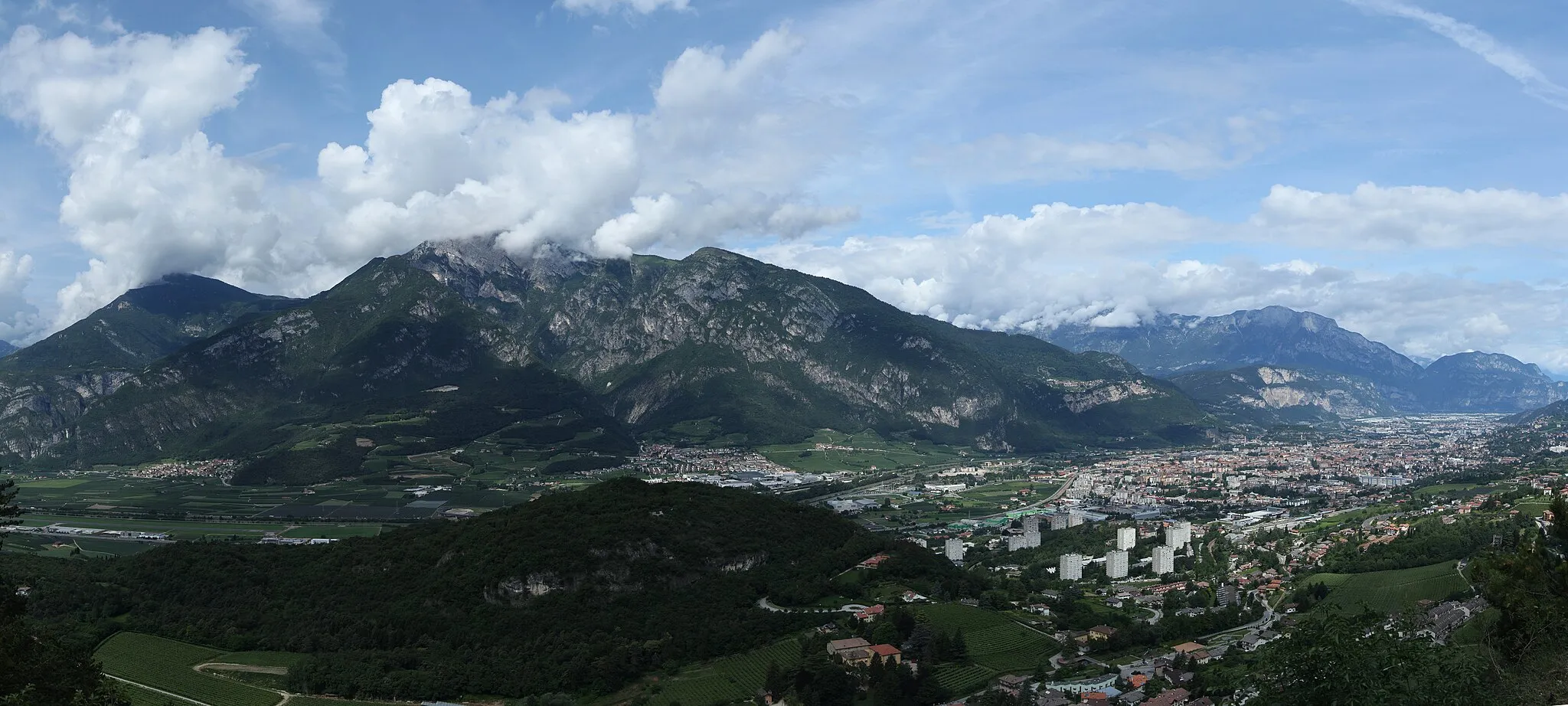 Photo showing: Trento (Italy): panorama from a (new) sighseeing terrace south of the Pino Prati mountain hut on the eastern side of the Adige valley. Mountains: Monte Bondone and Paganella massifs.