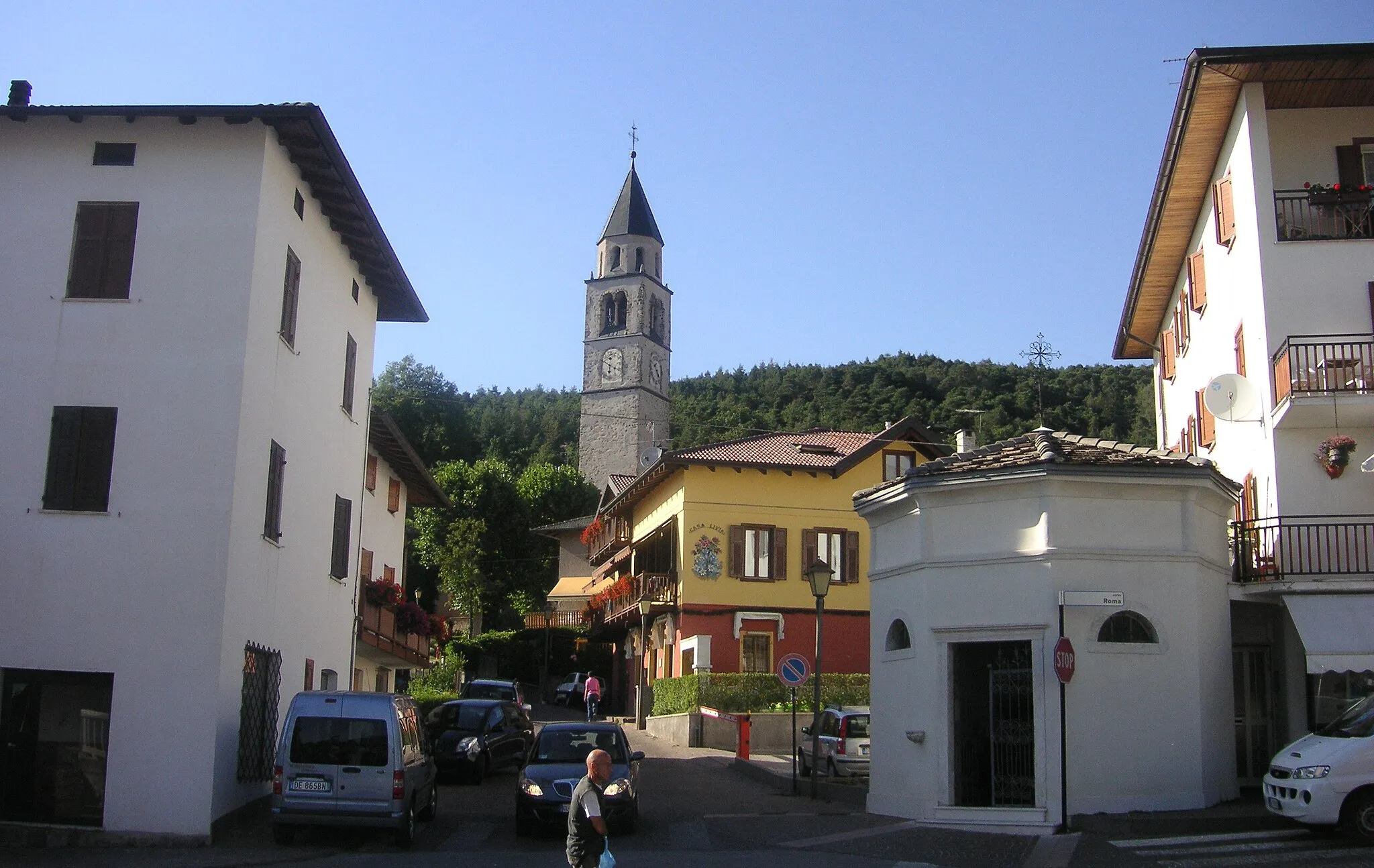 Photo showing: Via don Giuseppe Vergot in Baselga di Piné from the crossing with Corso Roma/Via delle Scuole. In the background the bell tower of the ancient parish church of Santa Maria Assunta