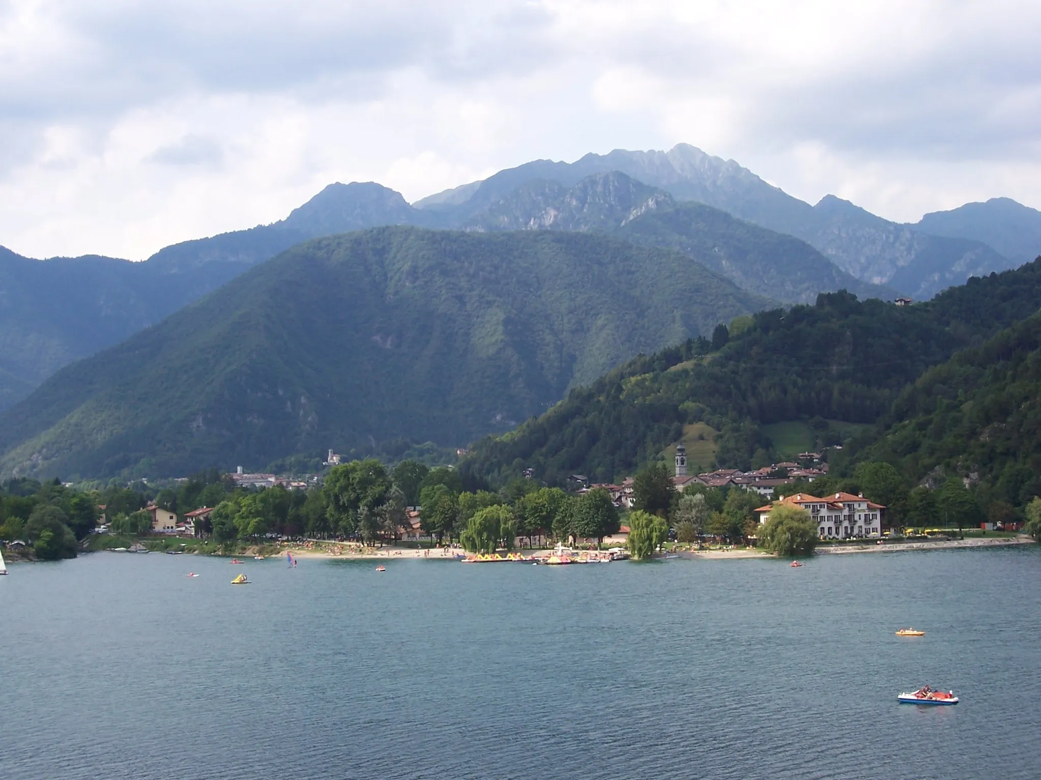 Photo showing: Villages Bezzecca (left) and Pieve di Ledro (right) in the Ledro Valley (Valle di Ledro), Italy