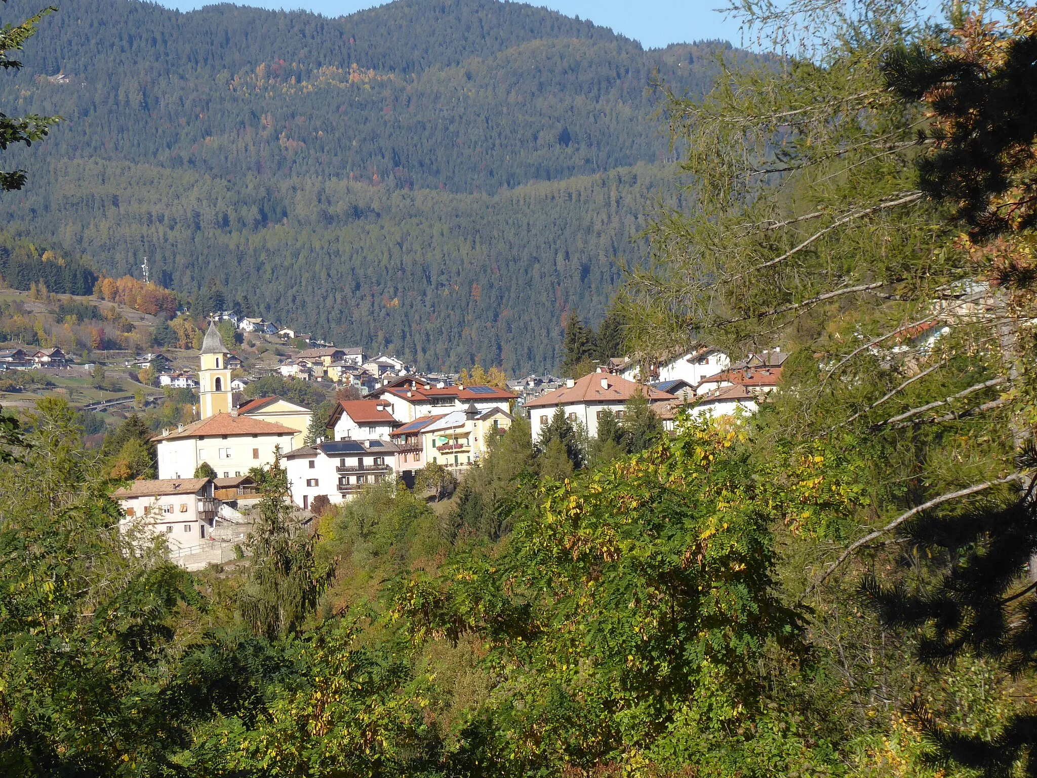 Photo showing: The town of Piscine as seen from Mezzauno (Sover, Trentino, Italy)