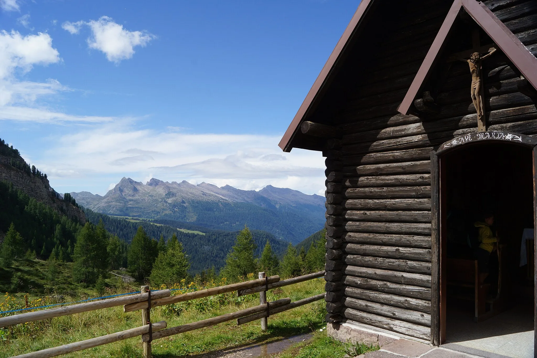 Photo showing: Blick von der Kapelle am Vallespass in die Fleimstaler Alpen.