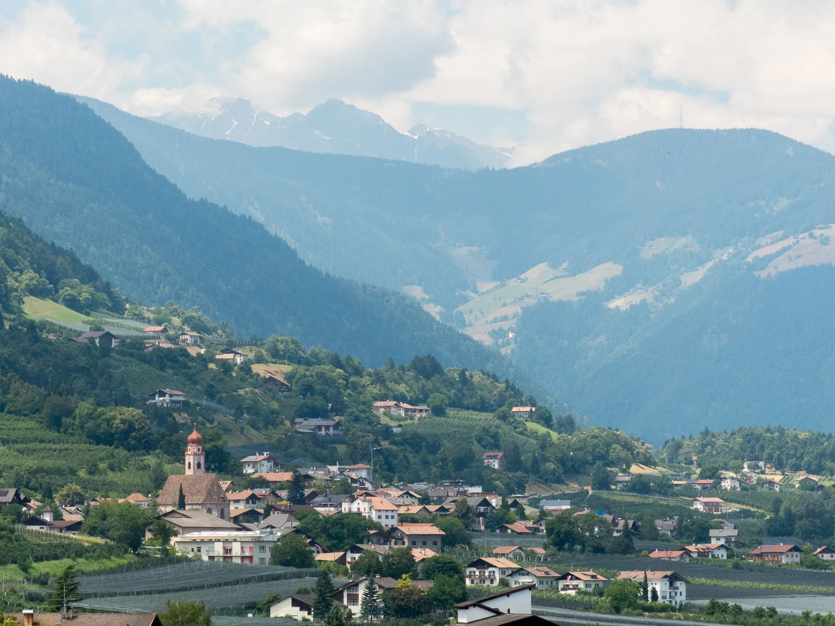 Photo showing: Blick nach Tisens, Prissian, Jakobsweg zwischen Meran und Bozen, Südtirol, Italien