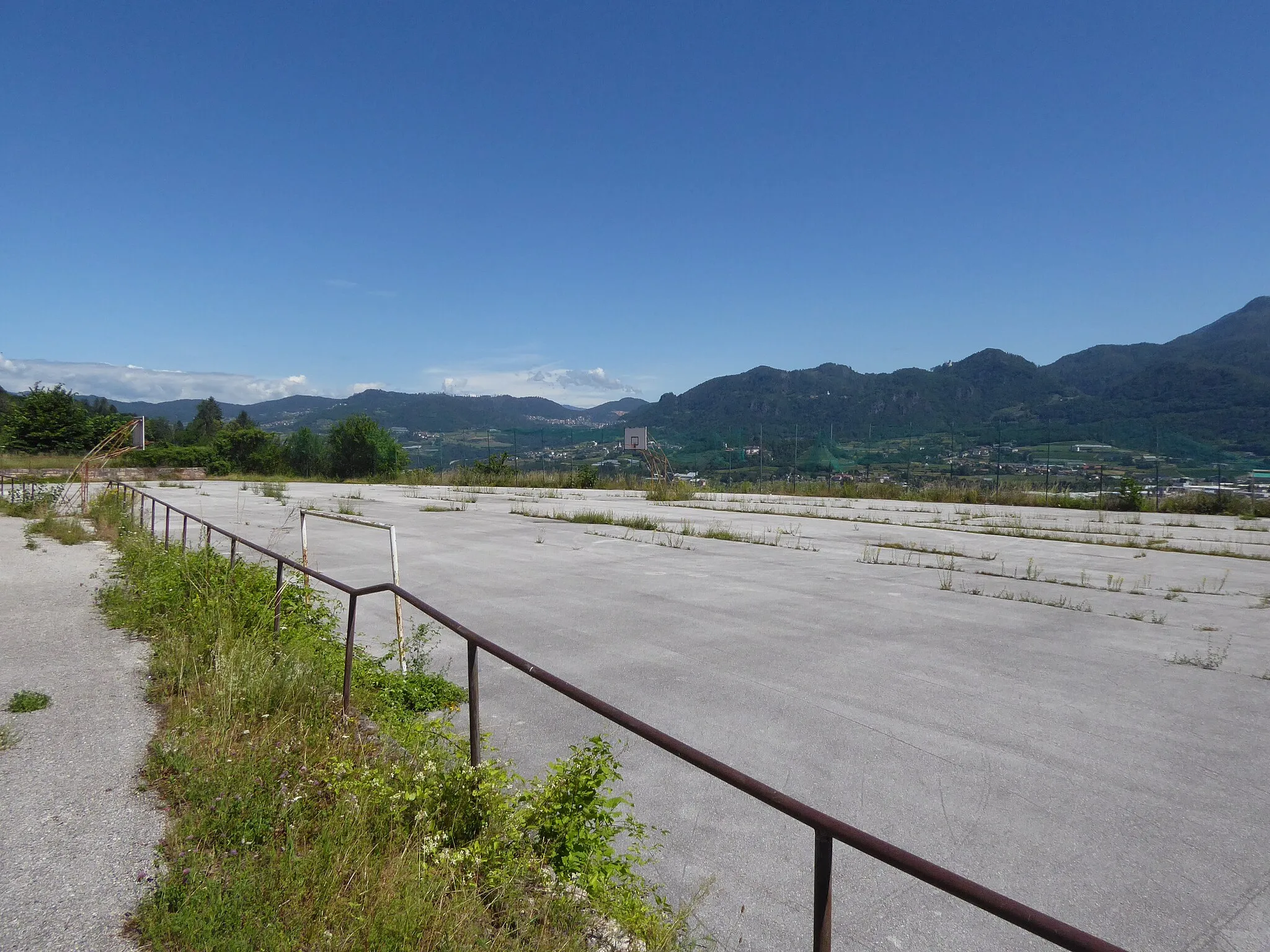 Photo showing: The sports field of the former "casa Artigianelli" in Susà (Pergine Valsugana, Trentino, Italy)