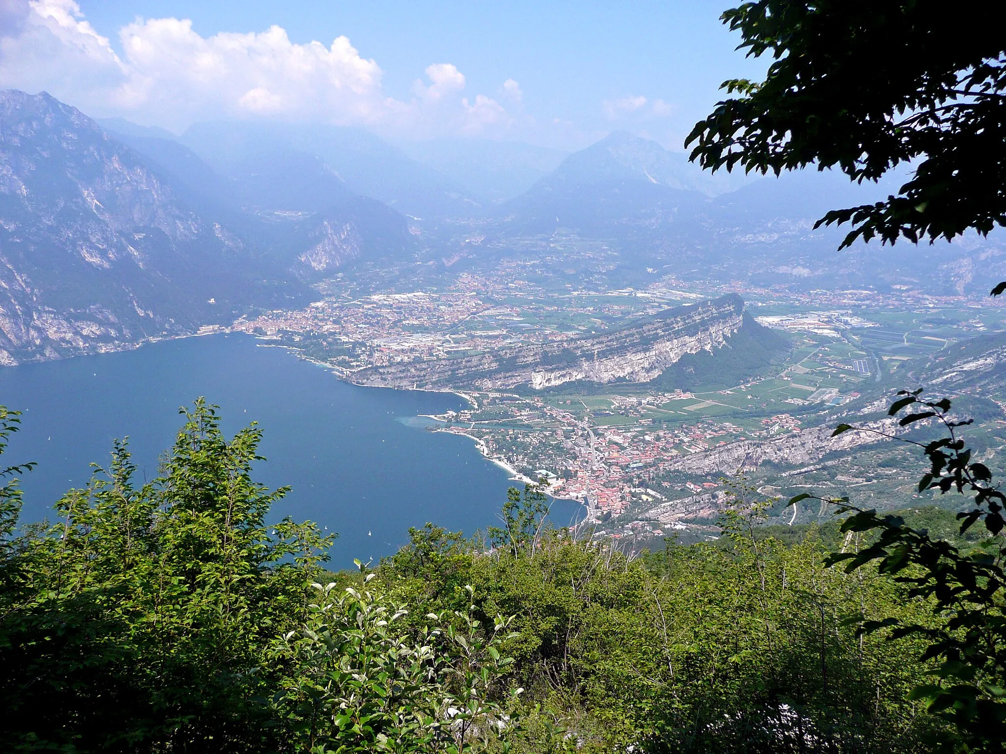 Photo showing: Blick nach Torbole und Riva del Garda
