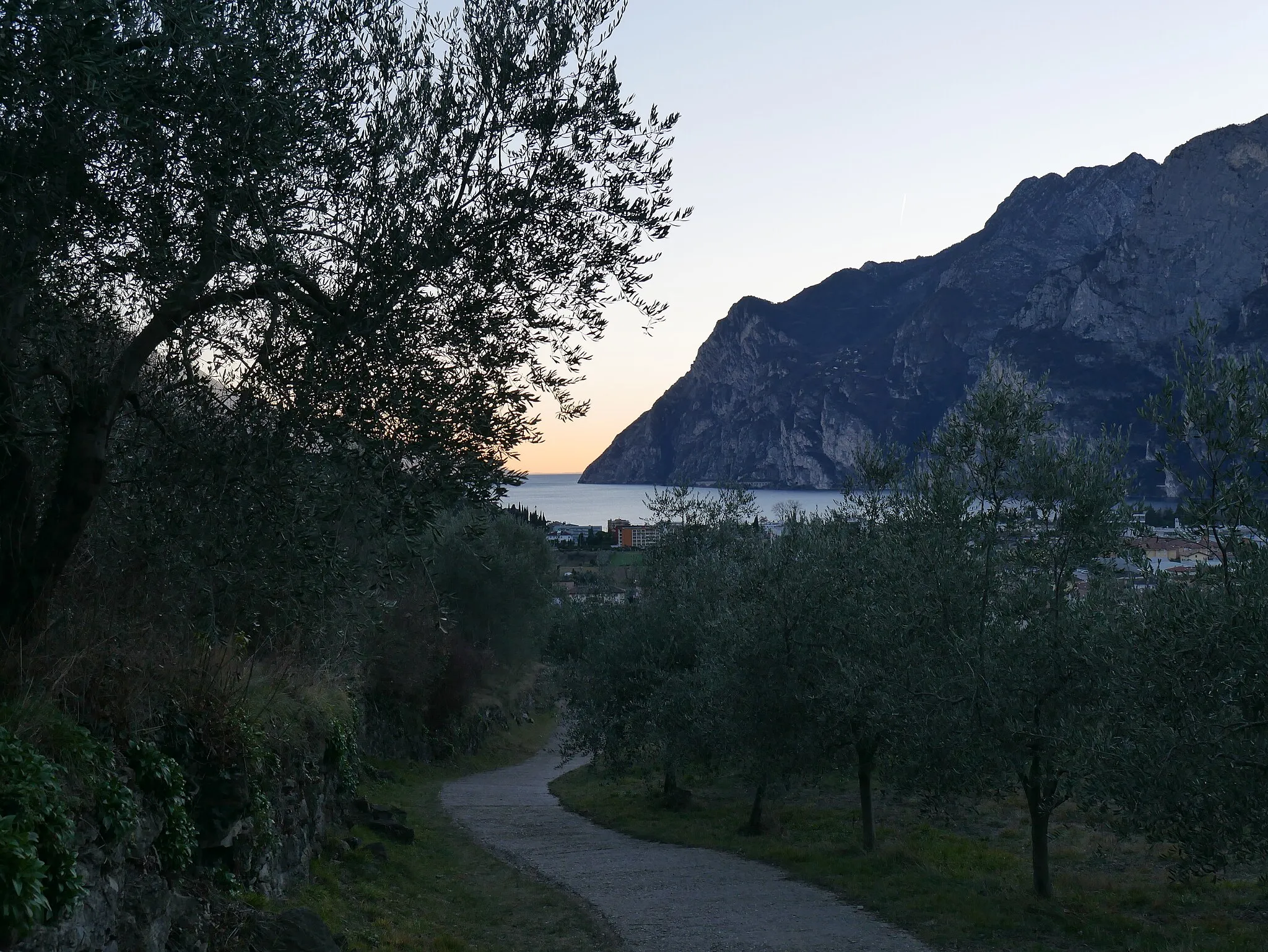 Photo showing: Strada che dal monte Brione scende verso l'abitato di Riva del Garda. Sullo sfondo il Lago di Garda