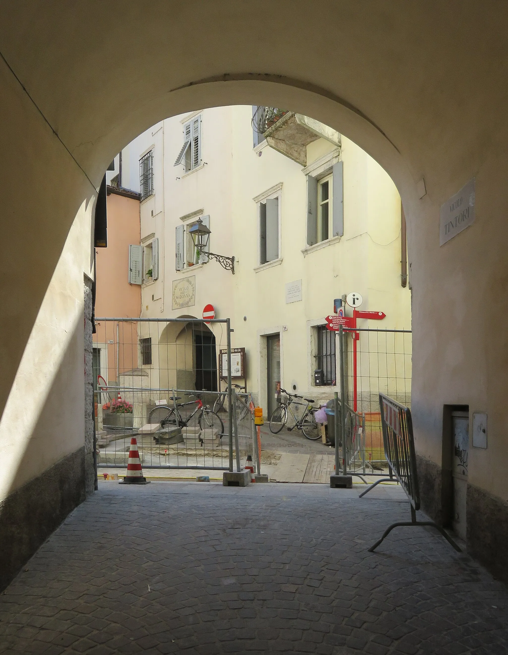 Photo showing: Borgo San Tommaso, oggi Borgo Santa Maria, a Rovereto. Casa natale di Fortunato Zeni. Particolare da Vicolo Tintori