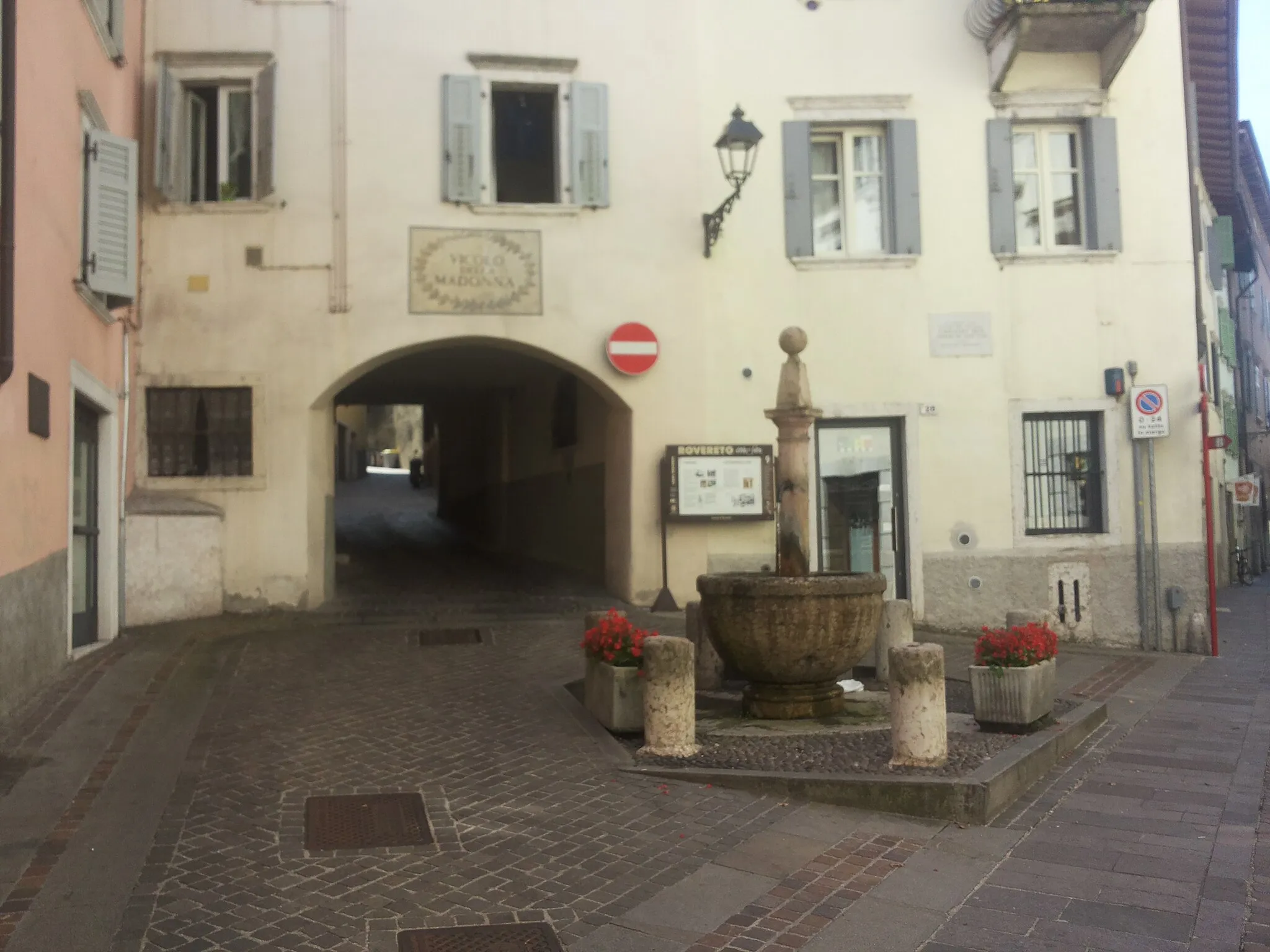 Photo showing: Fontana detta delle "due spine" a Rovereto (provincia di Trento). Costruita nel 1783, fu distrutta durante il periodo napoleonico per poi essere ricostruita nel 1822