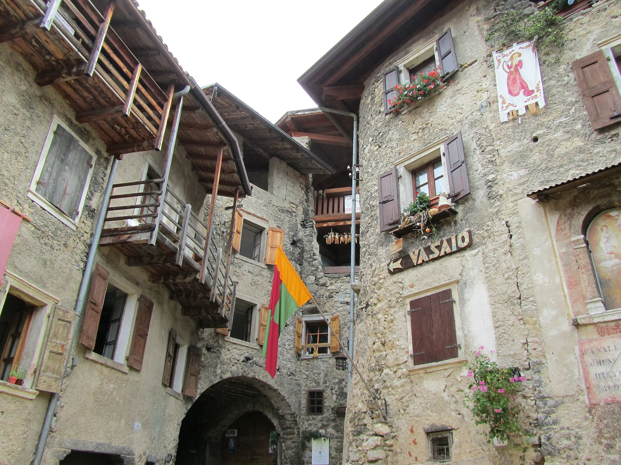 Photo showing: Canale di Tenno medieval village