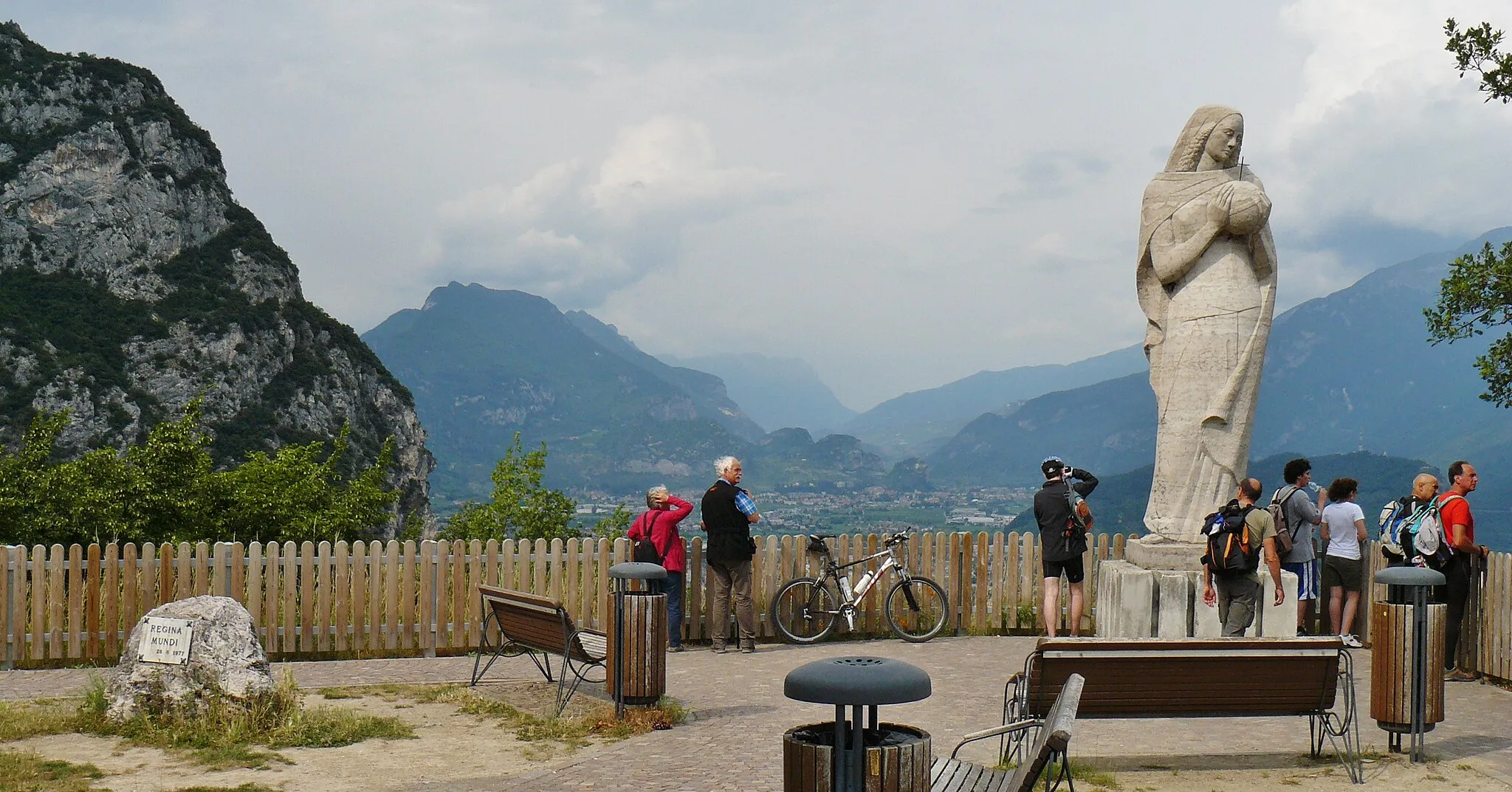 Photo showing: Lago di Garda, Gardasee: Statue Regina Mundi (Königin der Welt) von Silivio Bottes mit Blick auf den Monte Brione (Felsriegel zwischen Riva und Torbole) und auf das Ende des Sarcatals