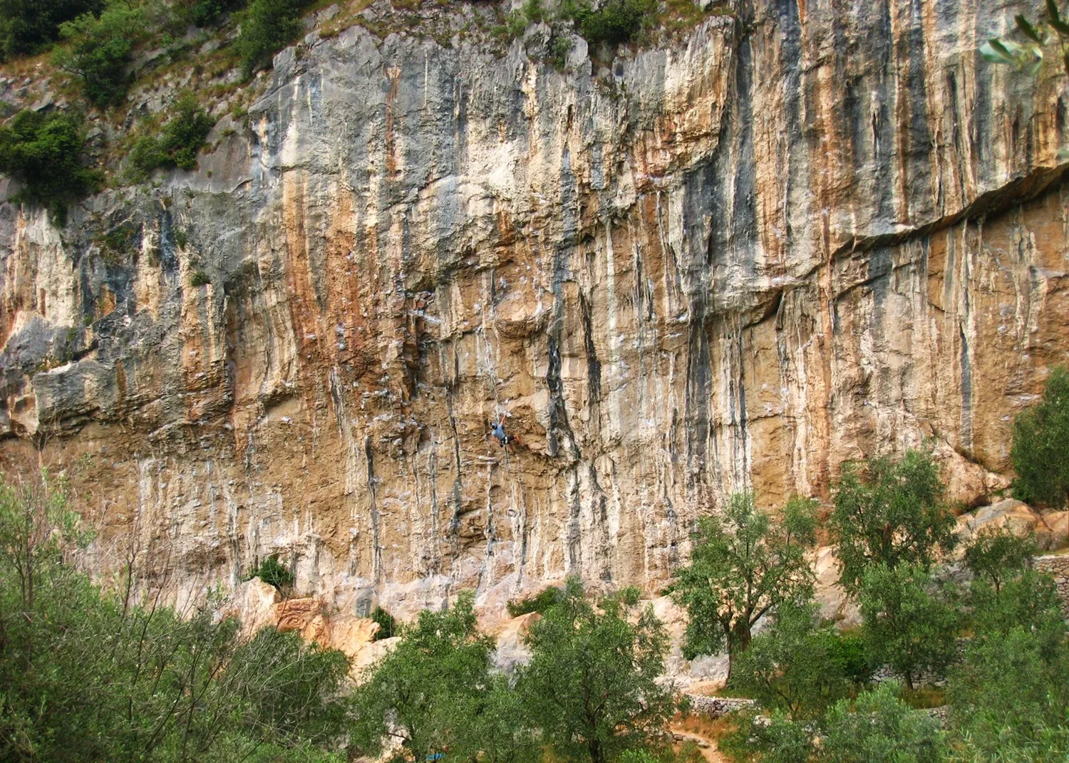 Photo showing: Deuxième secteur de G de Policromuro, dévers du 6b au 8a. Un grimpeur dans Deasy, 6c.