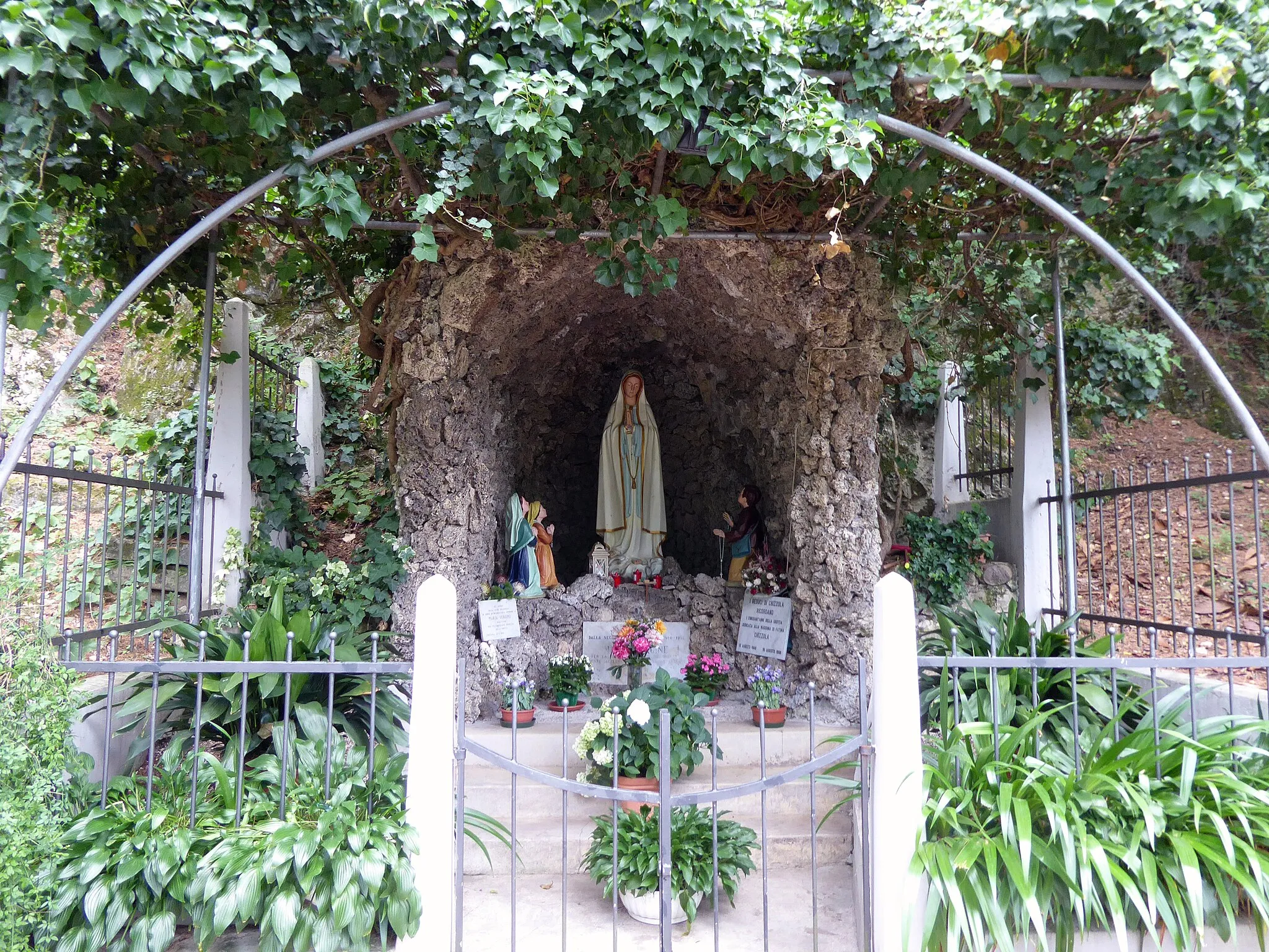 Photo showing: Villetta (Chizzola, Ala, Trentino, Italy) - Lourdes grotto