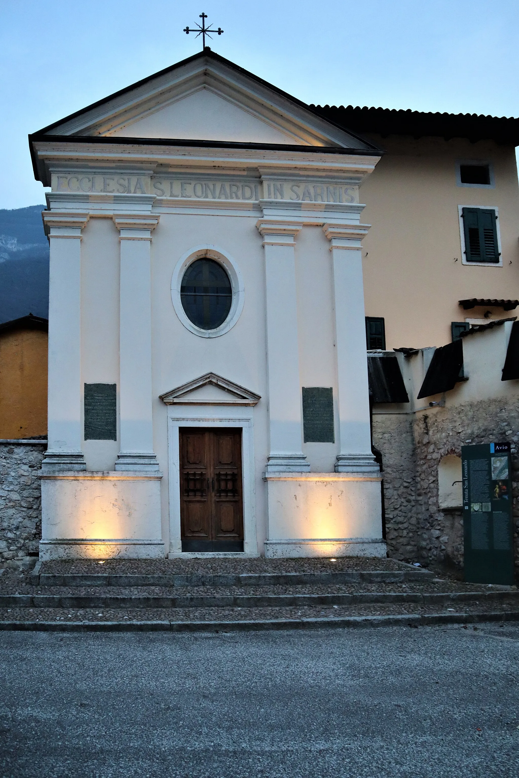 Photo showing: chiesa di San Leonardo in Sarnis, Borghetto sull'Adige, facciata.