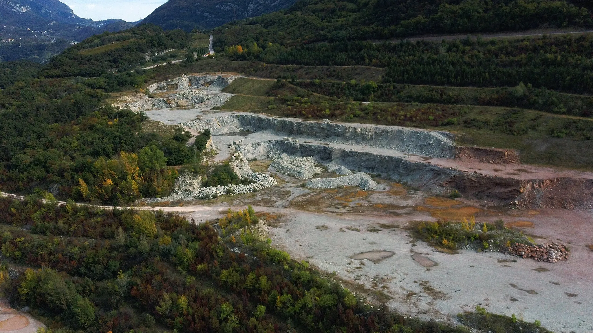 Photo showing: Quarry of the cement plant of Ponte Oliveti (Madruzzo, Trentino, Italy)