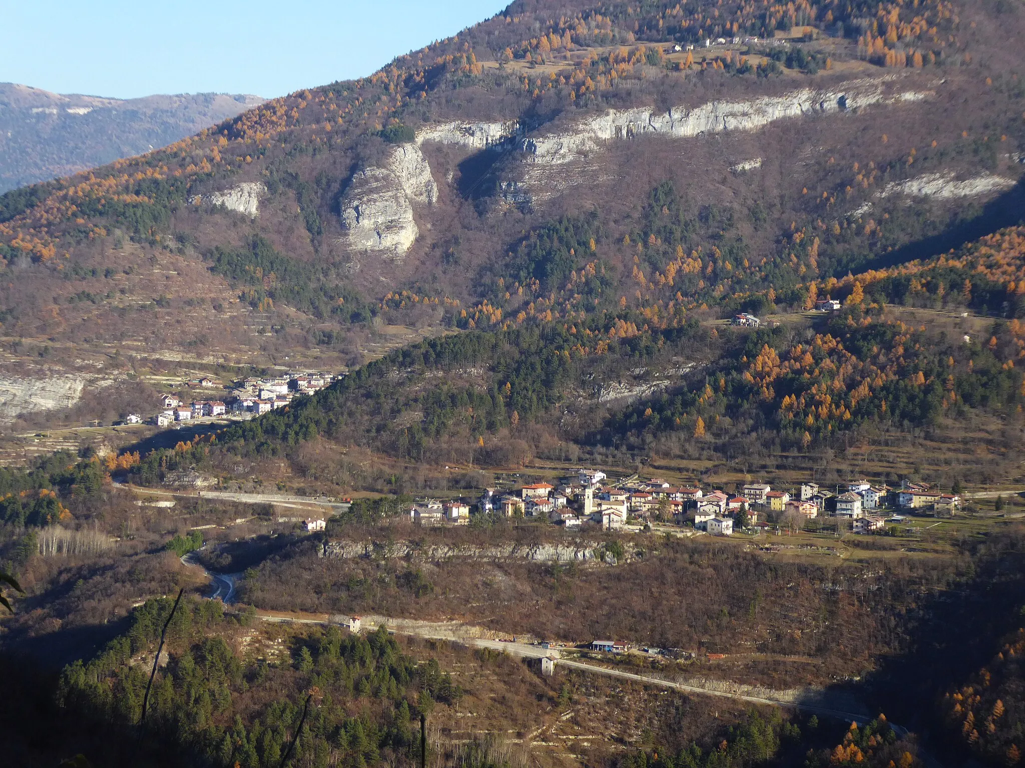 Photo showing: Vanza (on the foreground) and Boccaldo (Trambileno, Trentino, Italy)
