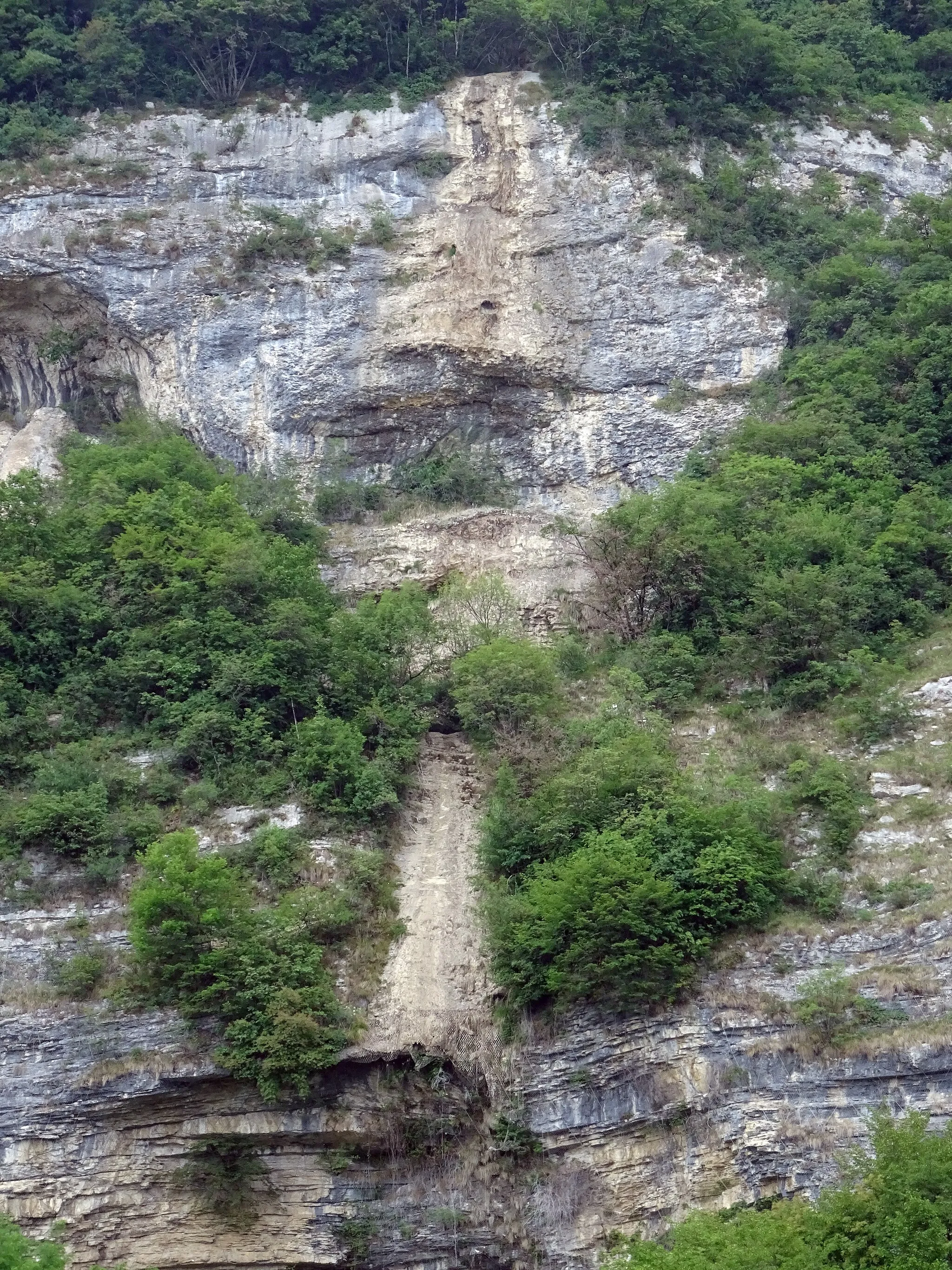 Photo showing: Patone (Isera, Trentino, Italy) - Pissavacca waterfall dried out