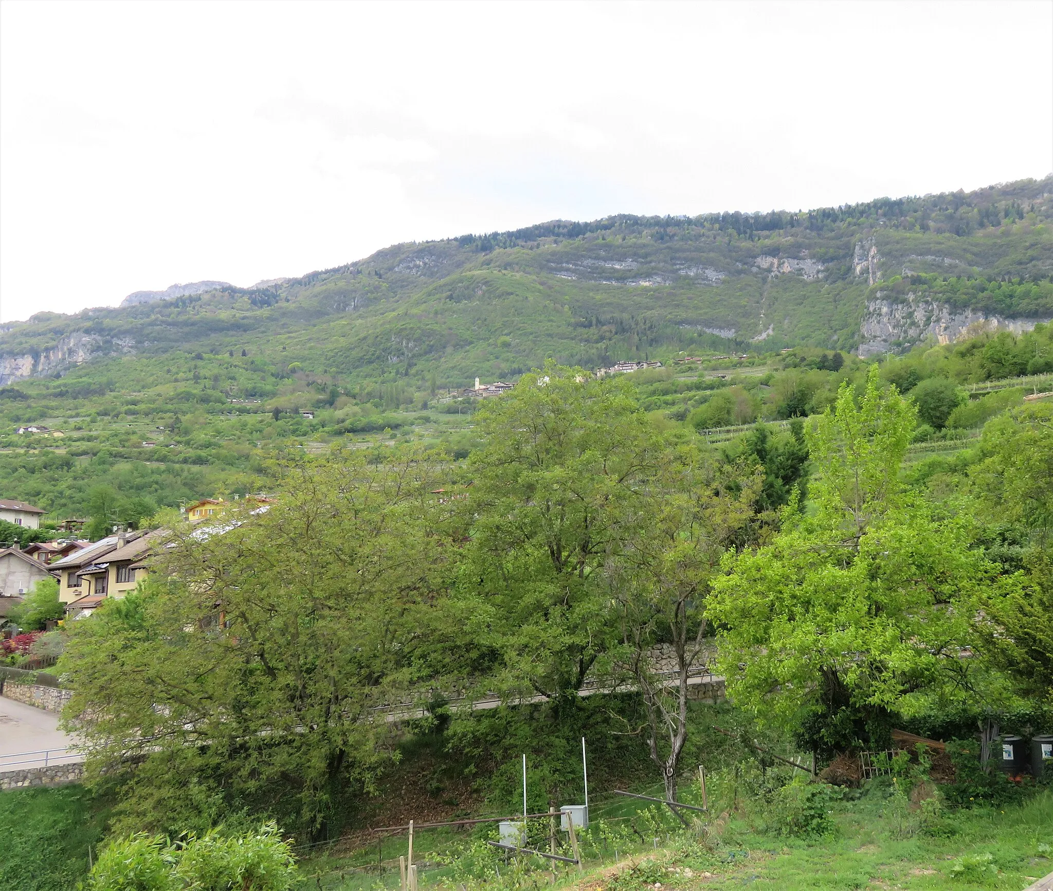 Photo showing: Sasso di Nogaredo. Zona periferica e panorama.
