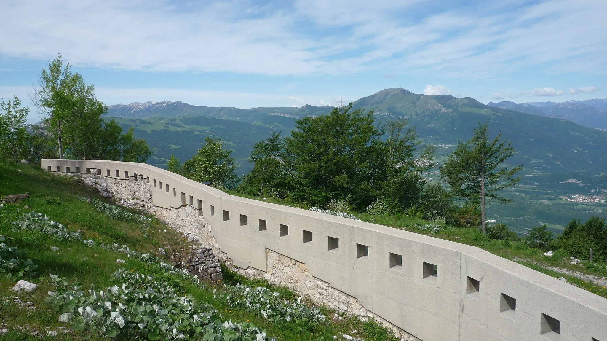 Photo showing: Trincea italiana della prima guerra mondiale sul monte Zugna, nota come Trincerone. Il calcestruzzo è stato in parte ripristinato con una superficie diversa, in un intervento di rispristino e valorizzazione (Q49967499)