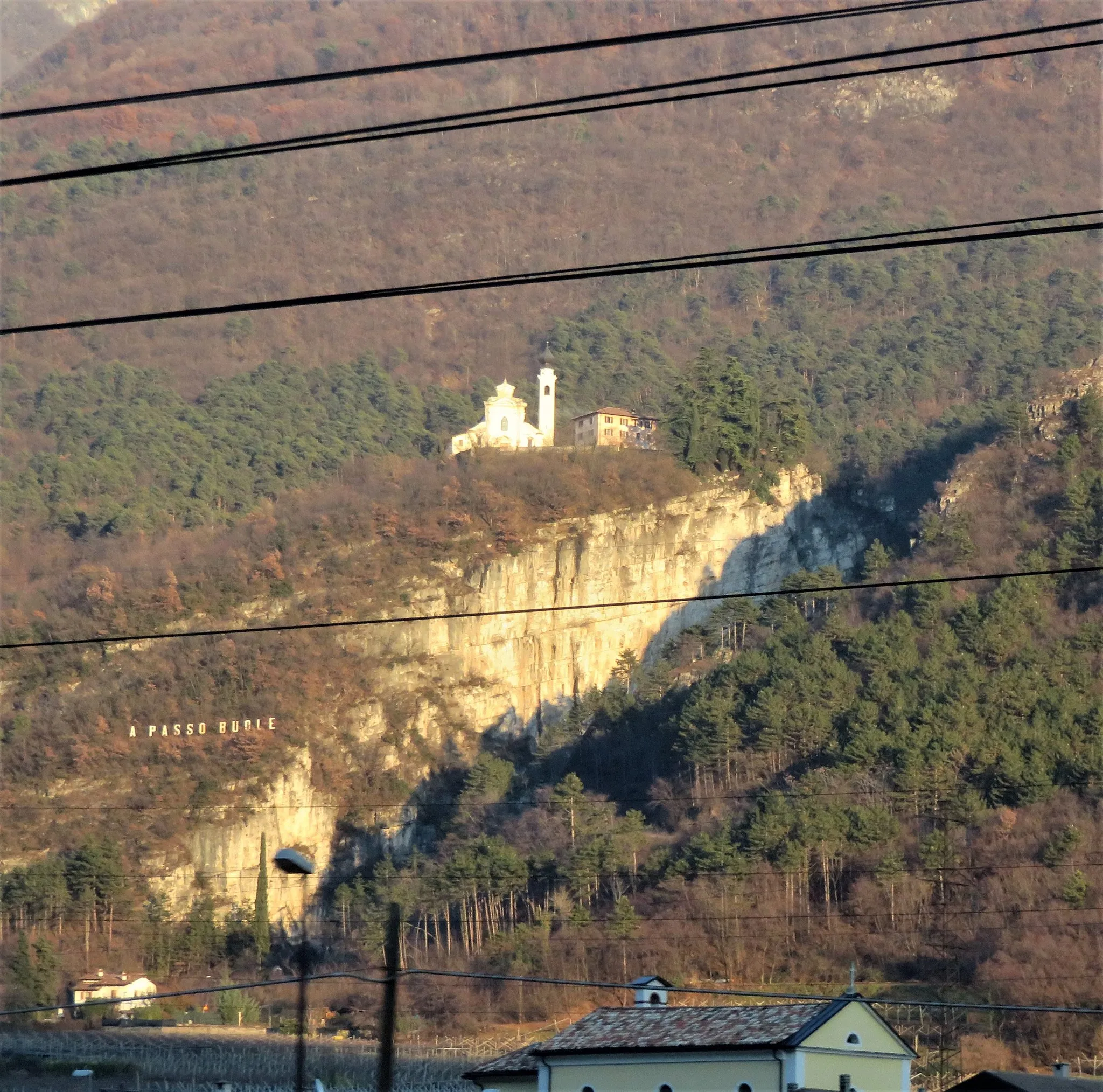 Photo showing: Passo Buole e Santuario di San Valentino visti dalla A22, autostrada del Brennero